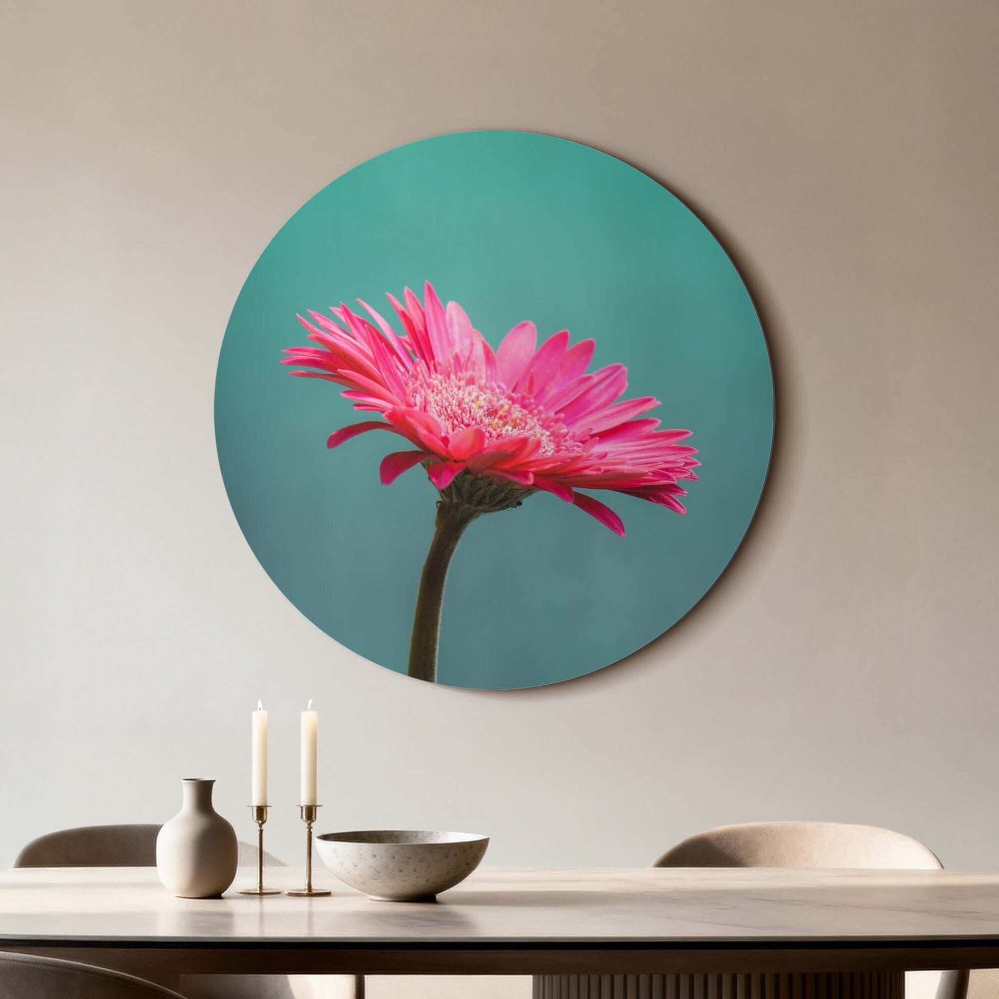 Blush Bloom - Wandbild mit einer rosa Blume auf türkisfarbenem Hintergrund, perfekt für die Wanddekoration.