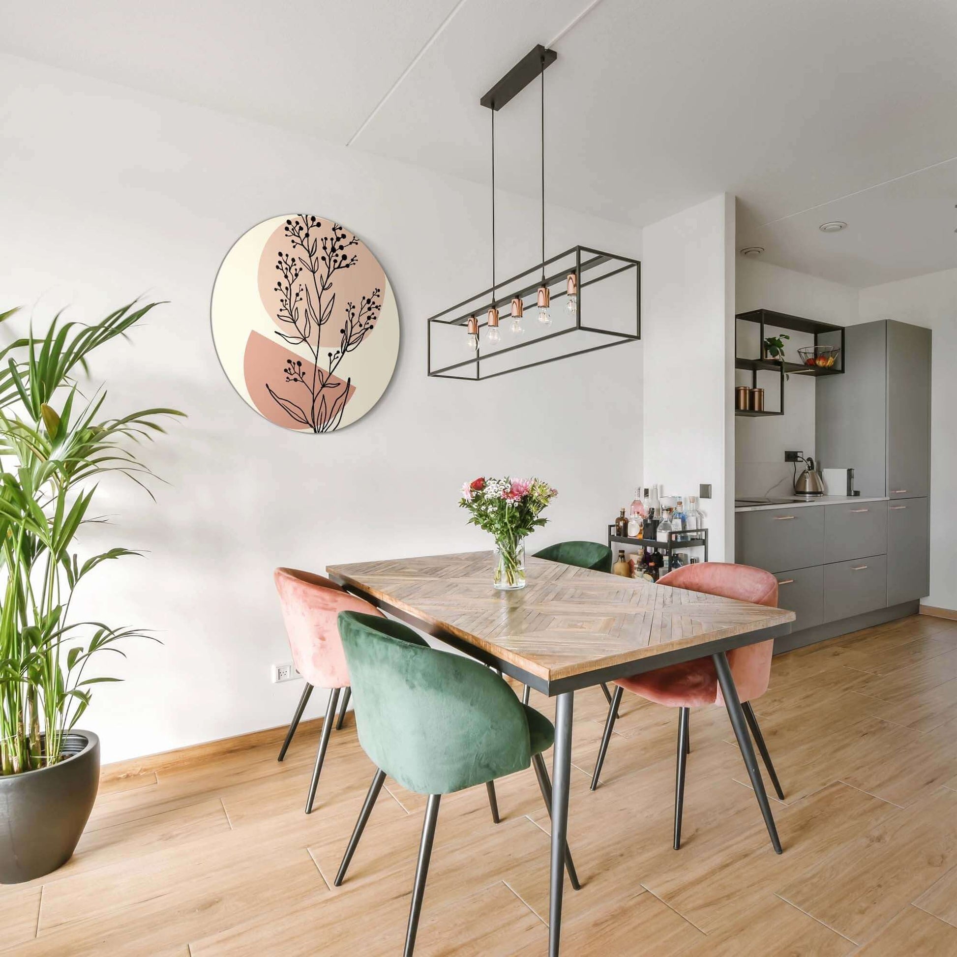 Blush Botanical Line - Wandbild im modernen Esszimmer, mit zartem botanischem Wandbild und warmen Tönen, für eine stilvolle Inneneinrichtung.