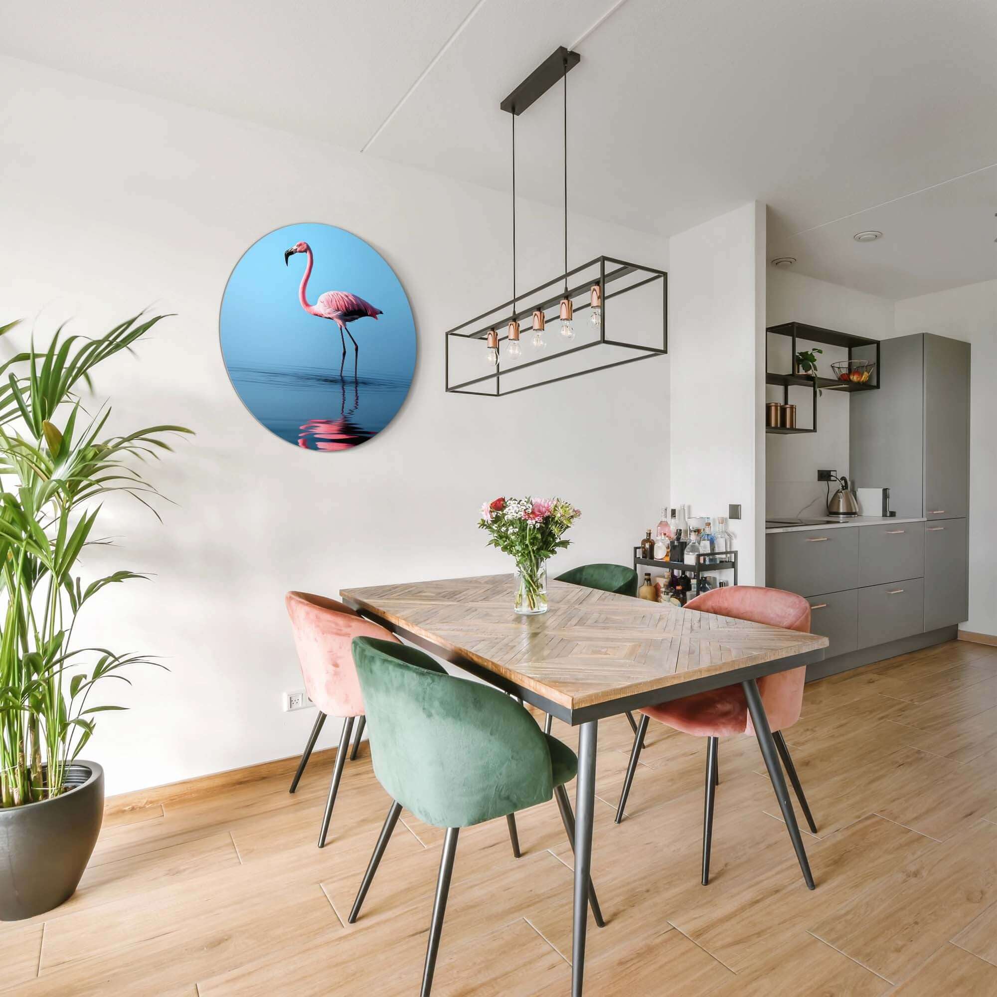 Blush Reflection - Wandbild mit rosa Flamingo in moderner Küche und stimmungsvollem Esszimmer.