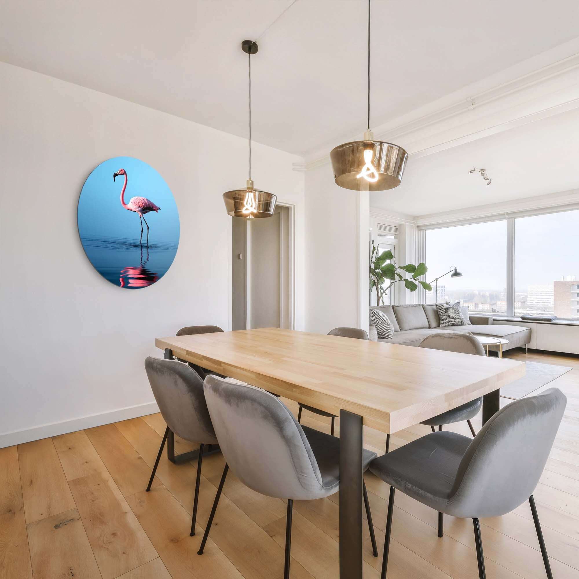 Blush Reflection - Wandbild an der Wand über einem Esstisch aus Holz in einem modernen Esszimmer.