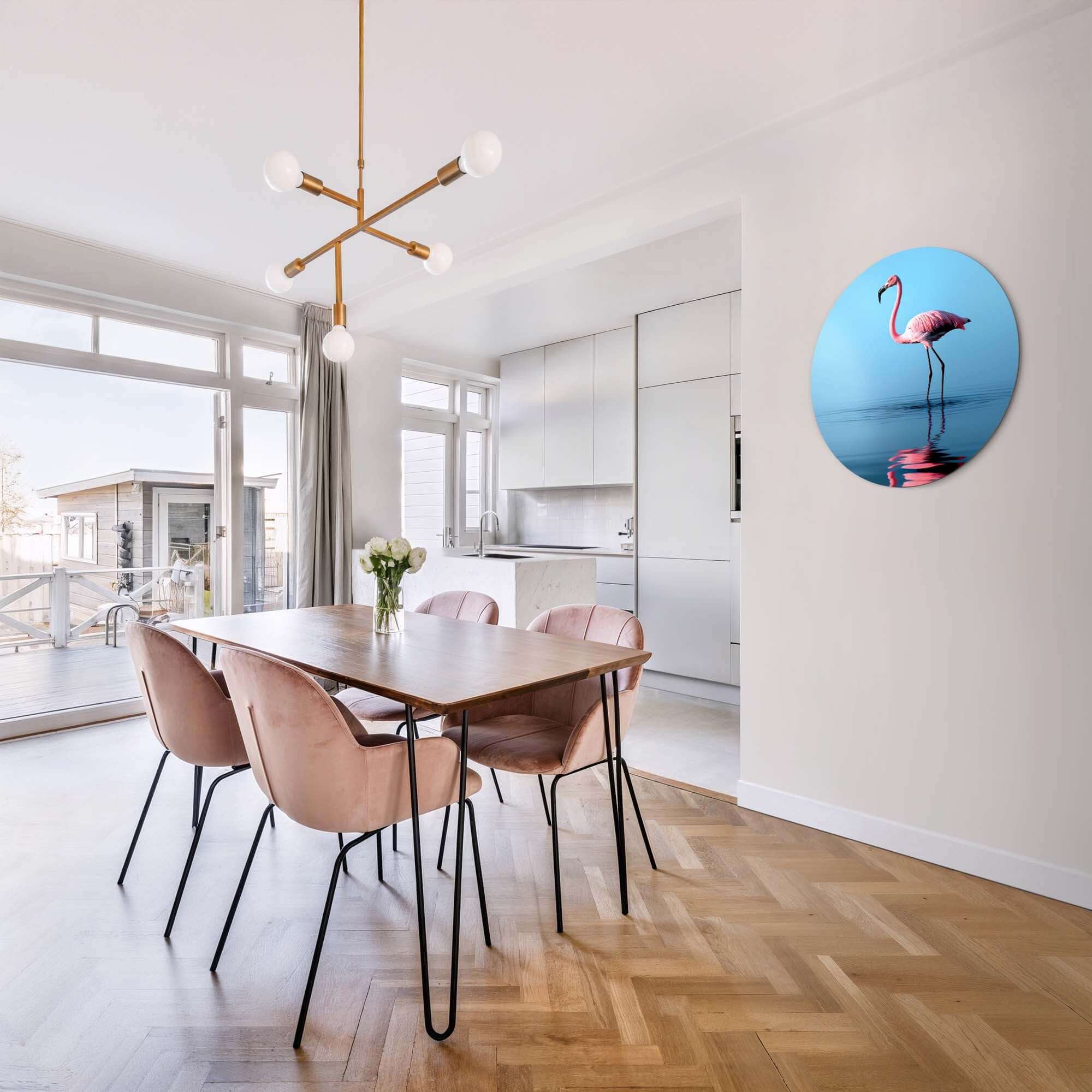 Blush Reflection - Wandbild in einem modernen Esszimmer mit rosa Flamingo und ruhigen Farben.