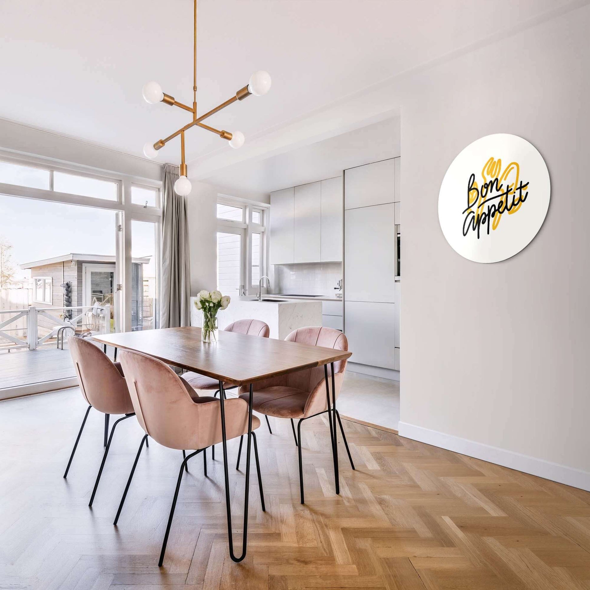 Bon Appetit Classic - Wandbild im modernen Esszimmer mit stilvollem Wandbild und handgeschriebenem Text, perfekte Ergänzung für Küchen.