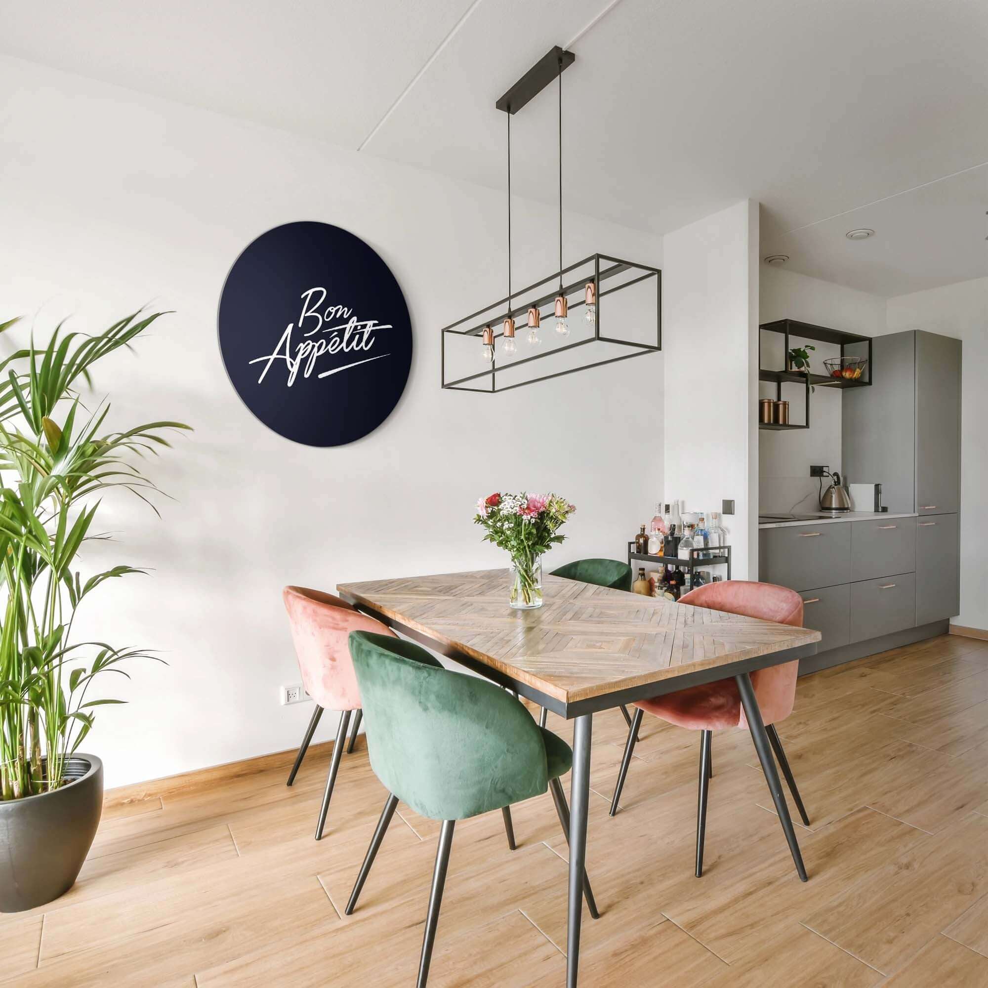 Moderne Küche mit Bon Appétit Midnight Edition - Wall Circle an der Wand, ideal für Wall Circle Dekoration, minimalistischer Stil.