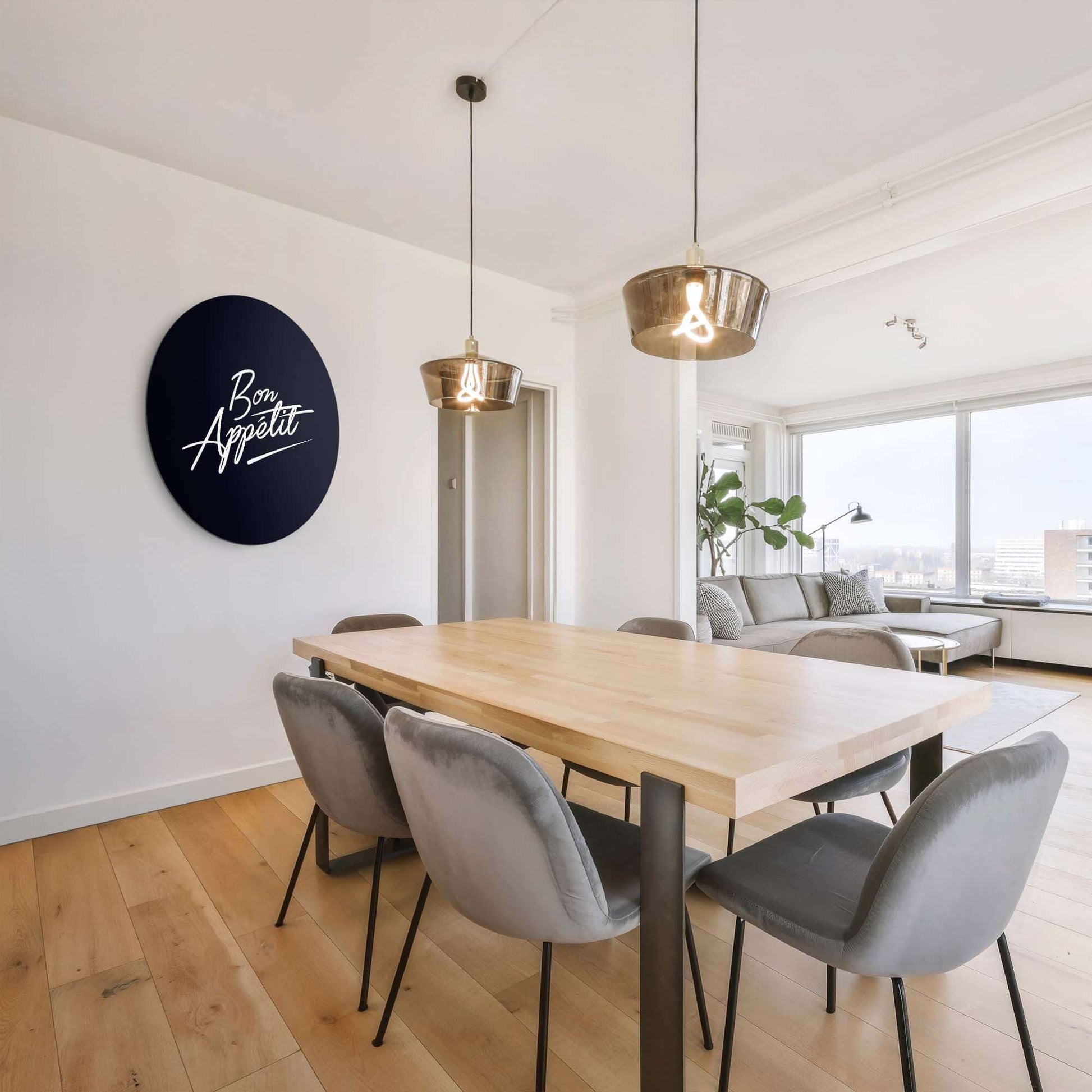 Modernes Interieur mit Bon Appétit Midnight Edition - Wall Circle an der Wand, ein eleganter schwarzer Wandbild für Küche oder Esszimmer.