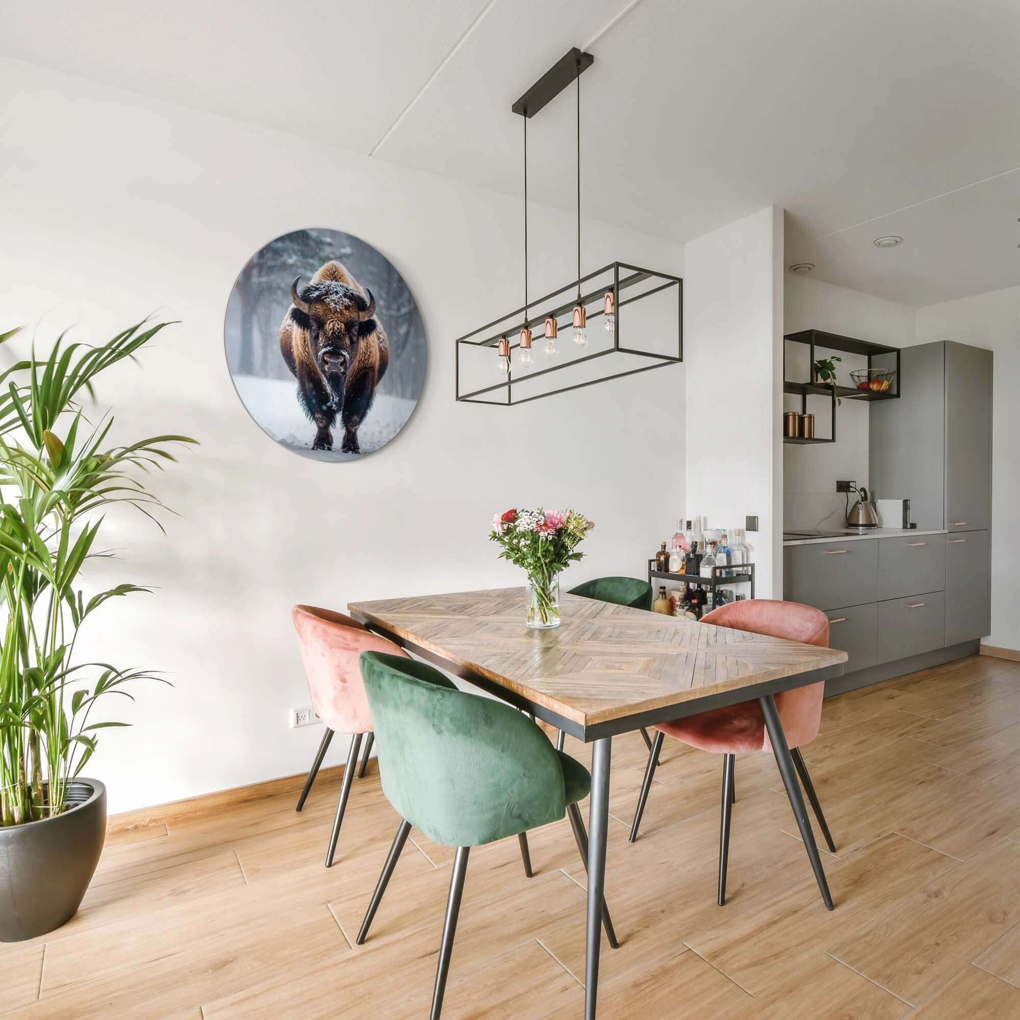 Bison im Schnee - Wandbild an der Wand in einem modernen Esszimmer, Wanddekoration auf Aluminium-Dibond, perfekt für Küche oder Wohnzimmer.