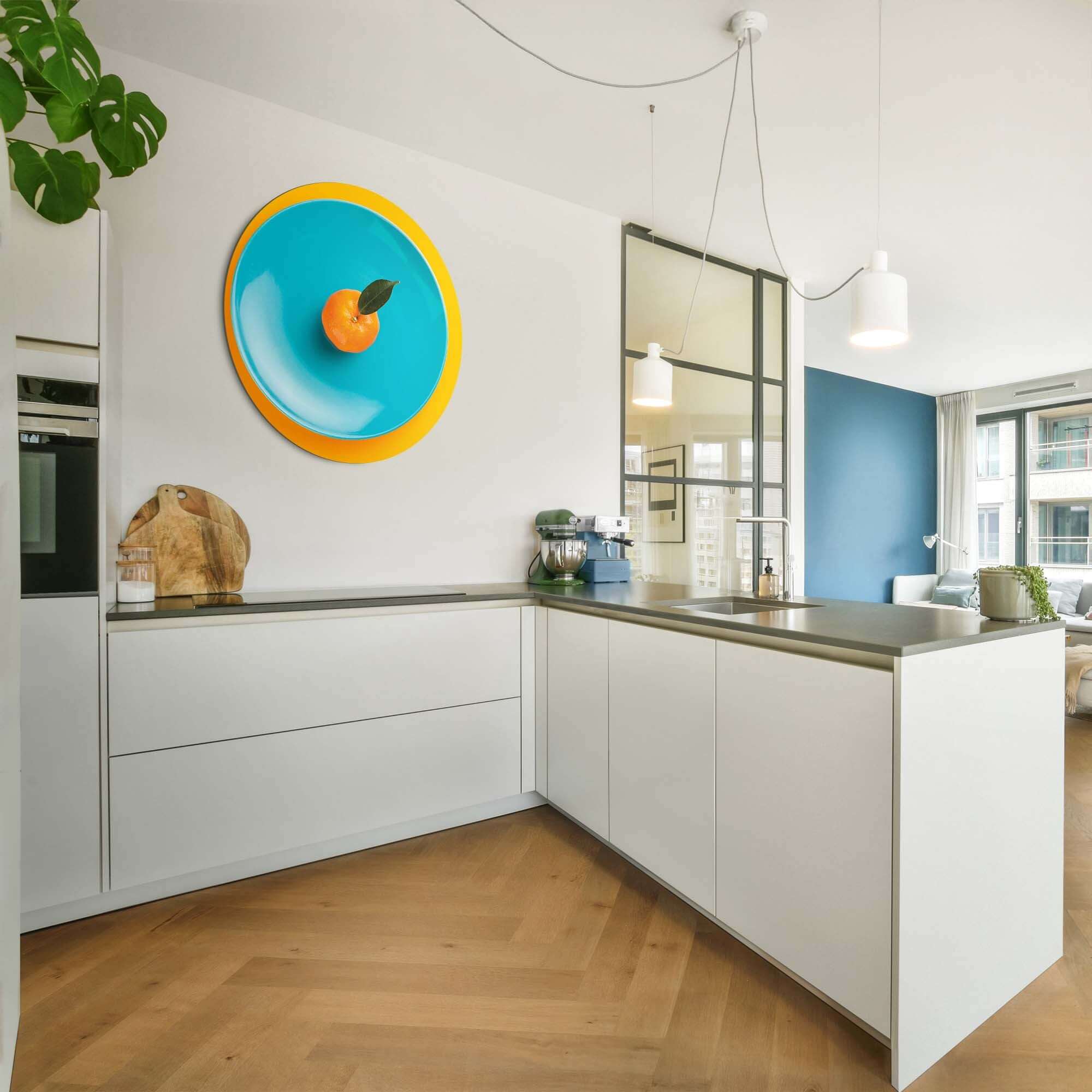 Citrus Pop Teller - Wandbild in moderner Küche, farbenfroher Wandbild mit Mandarine auf türkisfarbenem Teller, energiegeladener Wandbild für die Küche.