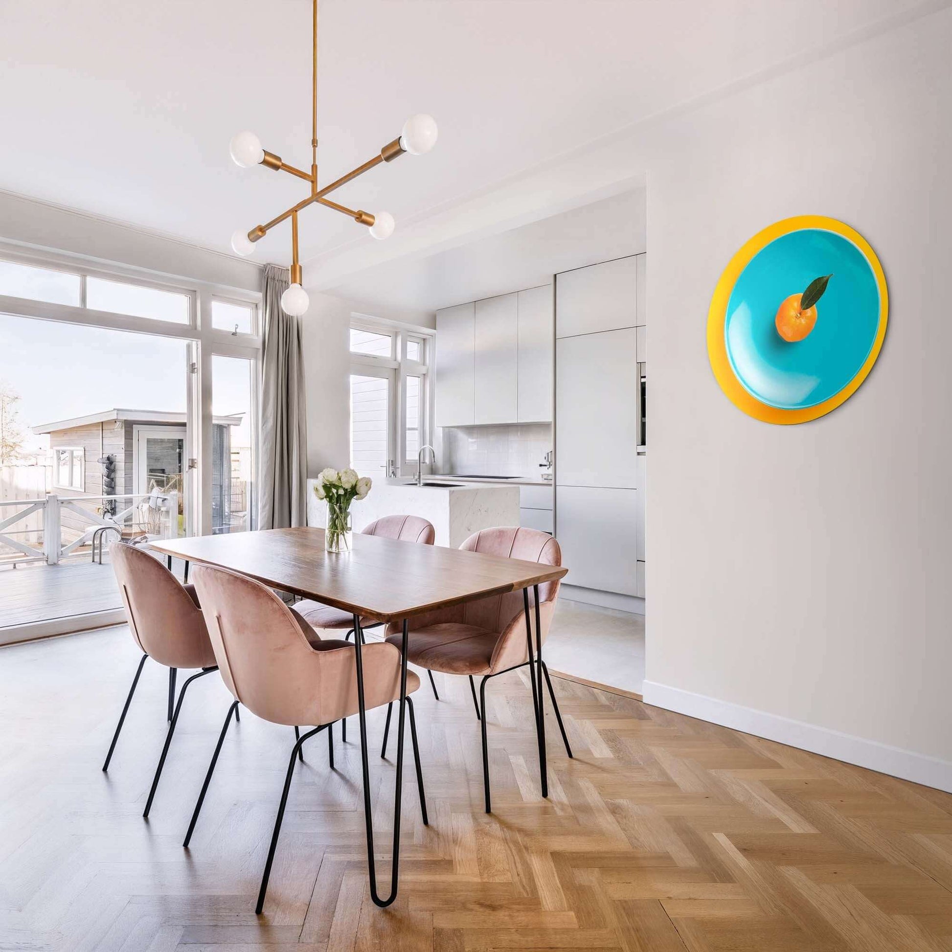 Citrus Pop Plate - Wandbild Wanddekoration mit Wandbild aus Mandarine auf türkisfarbenem Teller im modernen Esszimmer.