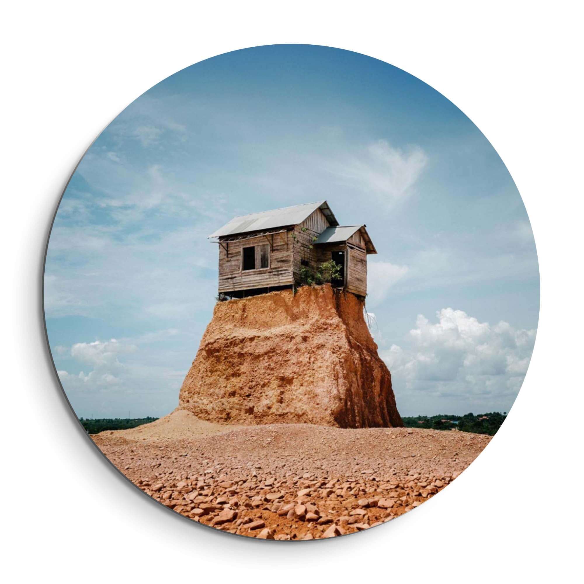 Cliff Beacon - Wandbild, verwittertes Holzhaus auf Felsen, in Sonnenlicht getaucht, natürliche Schönheit.