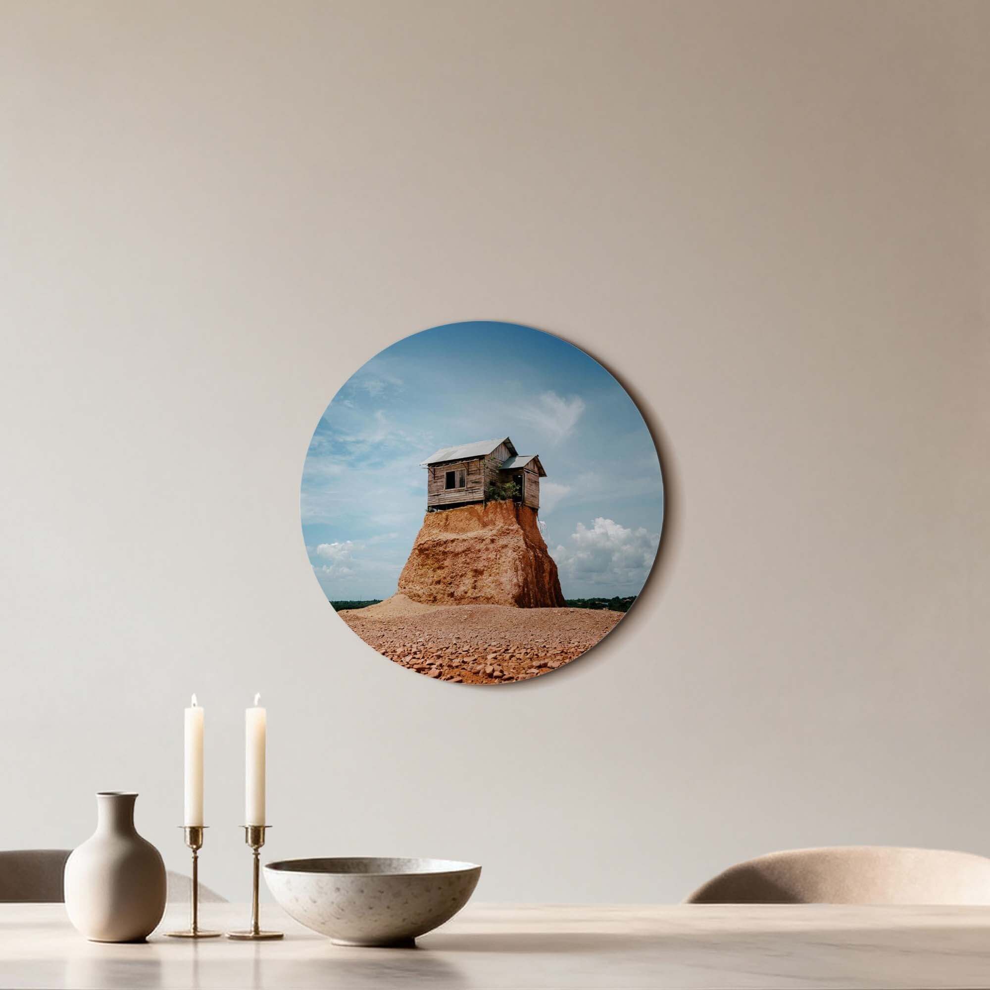 Cliff Beacon - Wandbild mit verwittertem Holzhaus auf einem Felsen, in Sonnenlicht getaucht, dekorativ für die Wand.