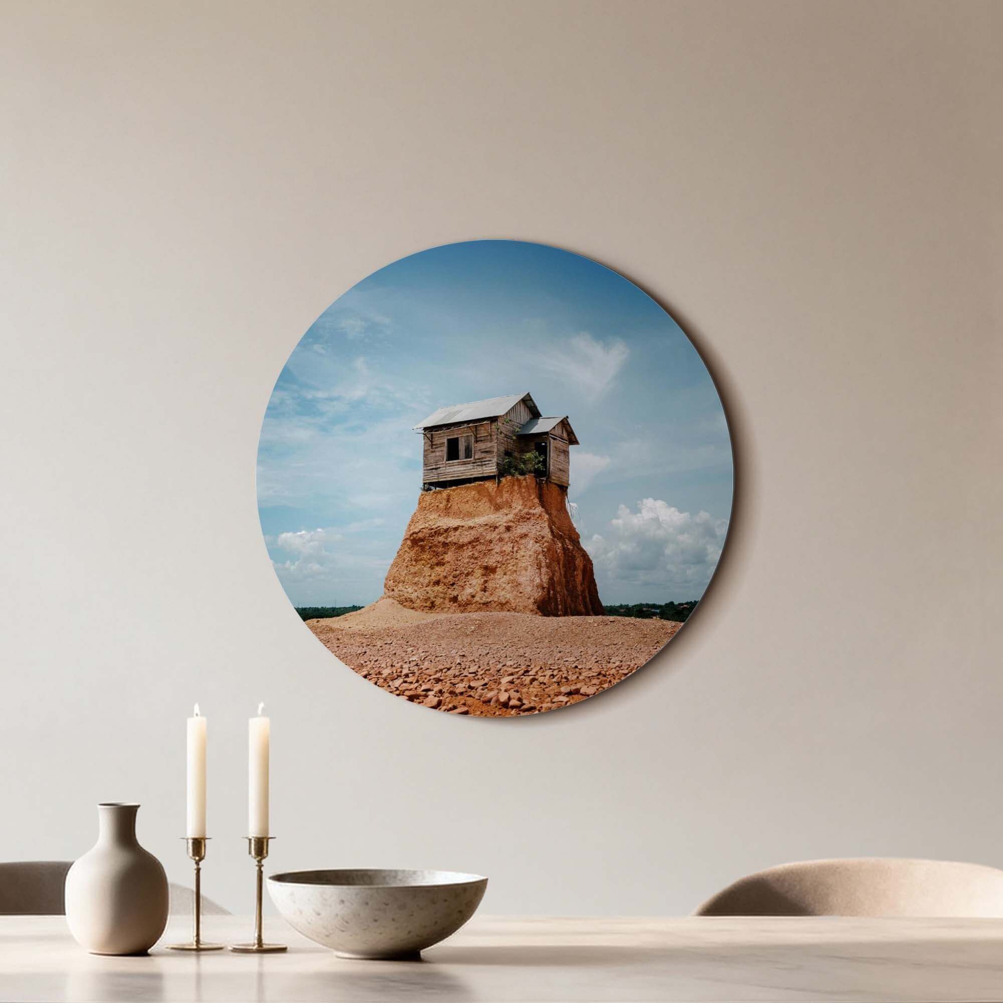 Cliff Beacon - Wandbild, verwittertes Holzhaus auf einem Felsen, in Sonnenlicht getaucht, ideale Wanddekoration.