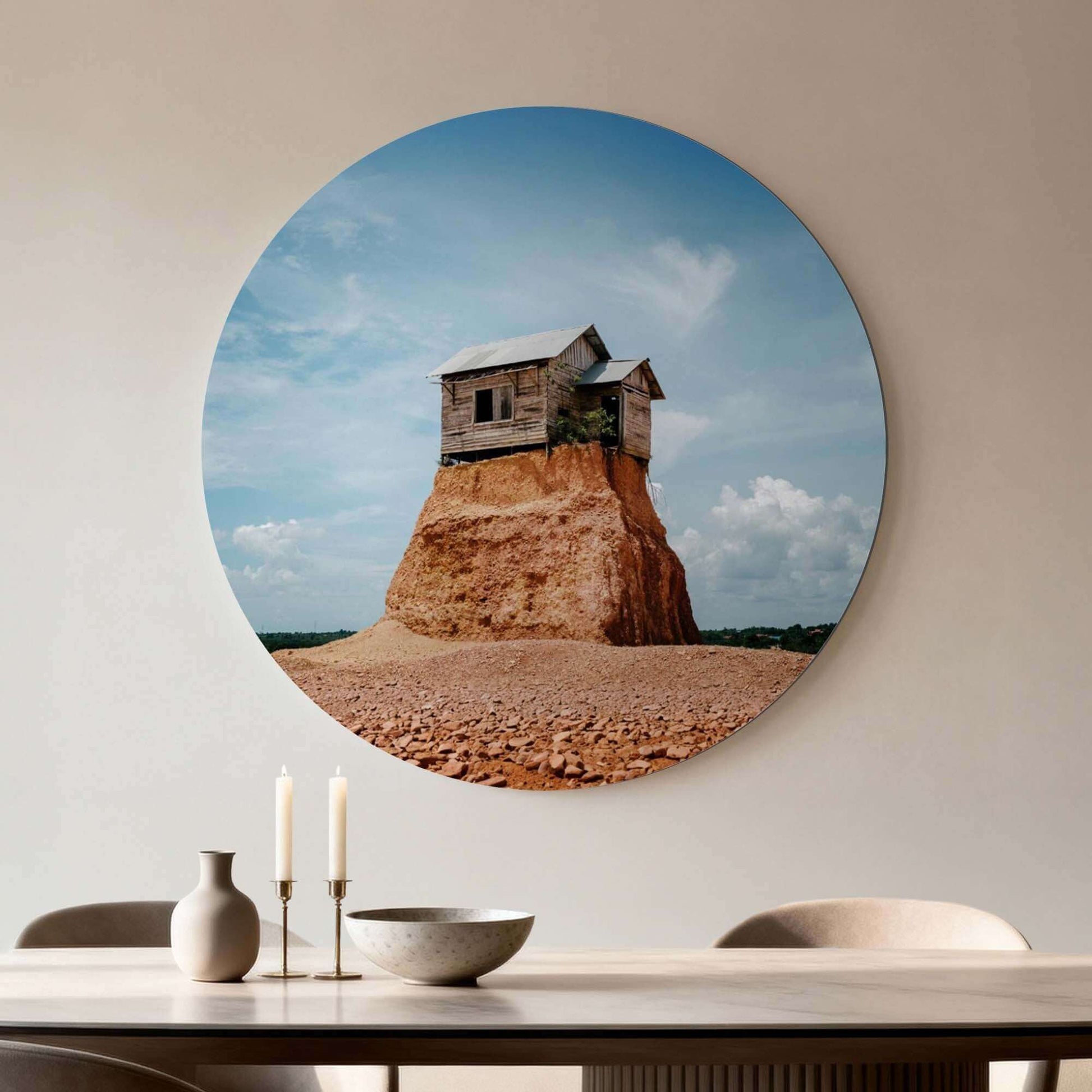 Cliff Beacon - Wandbild, verwittertes Holzhaus auf einem Felsen, strahlt Stärke und Schönheit aus.