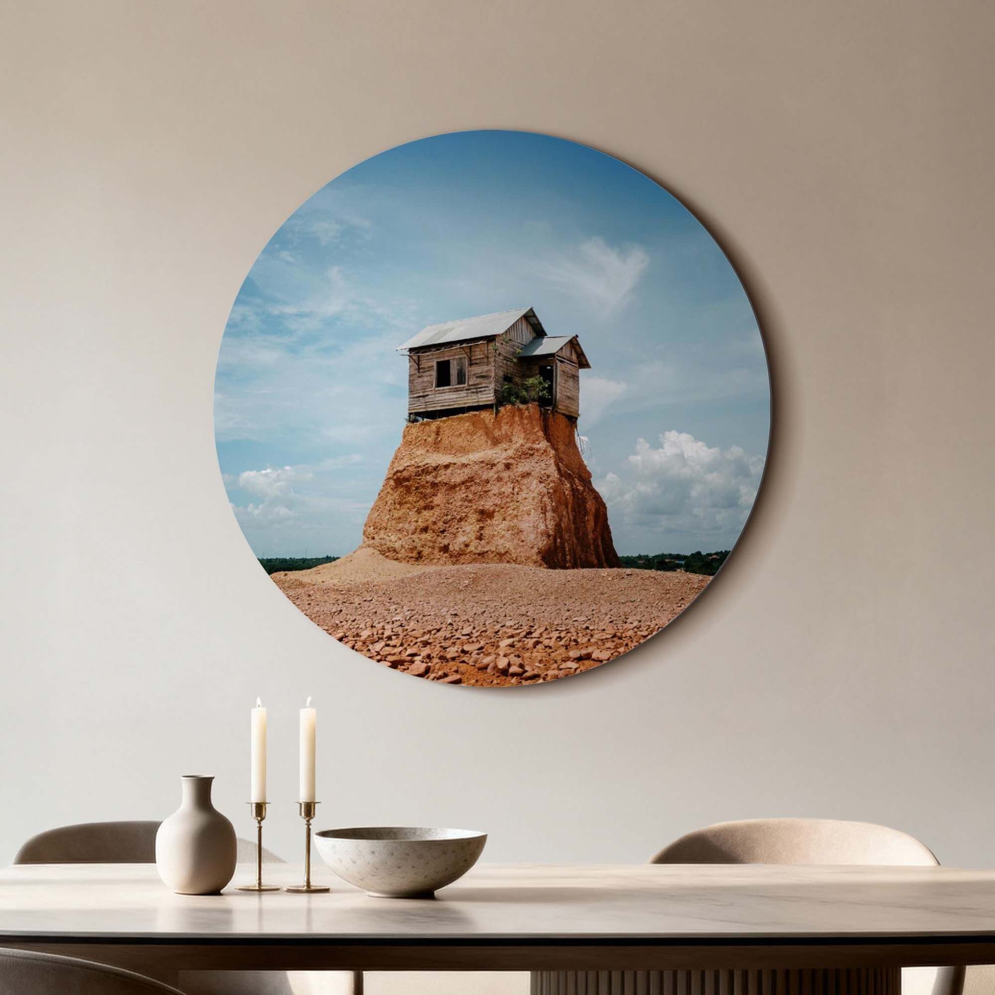 Cliff Beacon - Wandbild, verwittertes Holzhaus auf Felsen, im Sonnenlicht leuchtend, perfekt als Wanddekoration