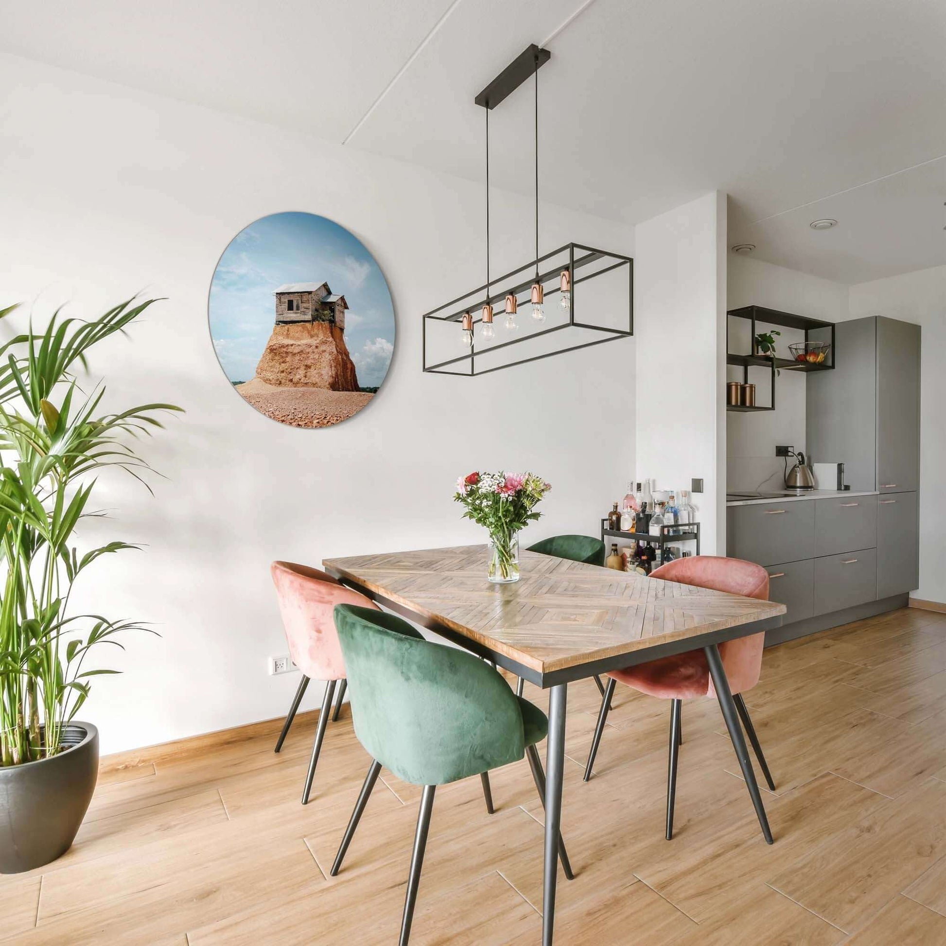 Cliff Beacon - Wandbild in einem stimmungsvollen Innenraum mit Holztisch und bunten Stühlen.