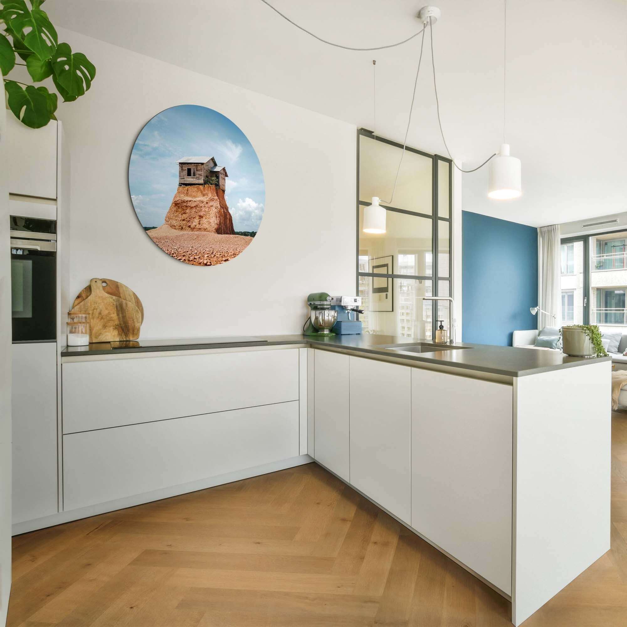 Cliff Beacon - Wandbild auf einer modernen Küchenwand, der ein verwittertes Holzhaus auf einem Felsen zeigt, das in Sonnenlicht getaucht ist.