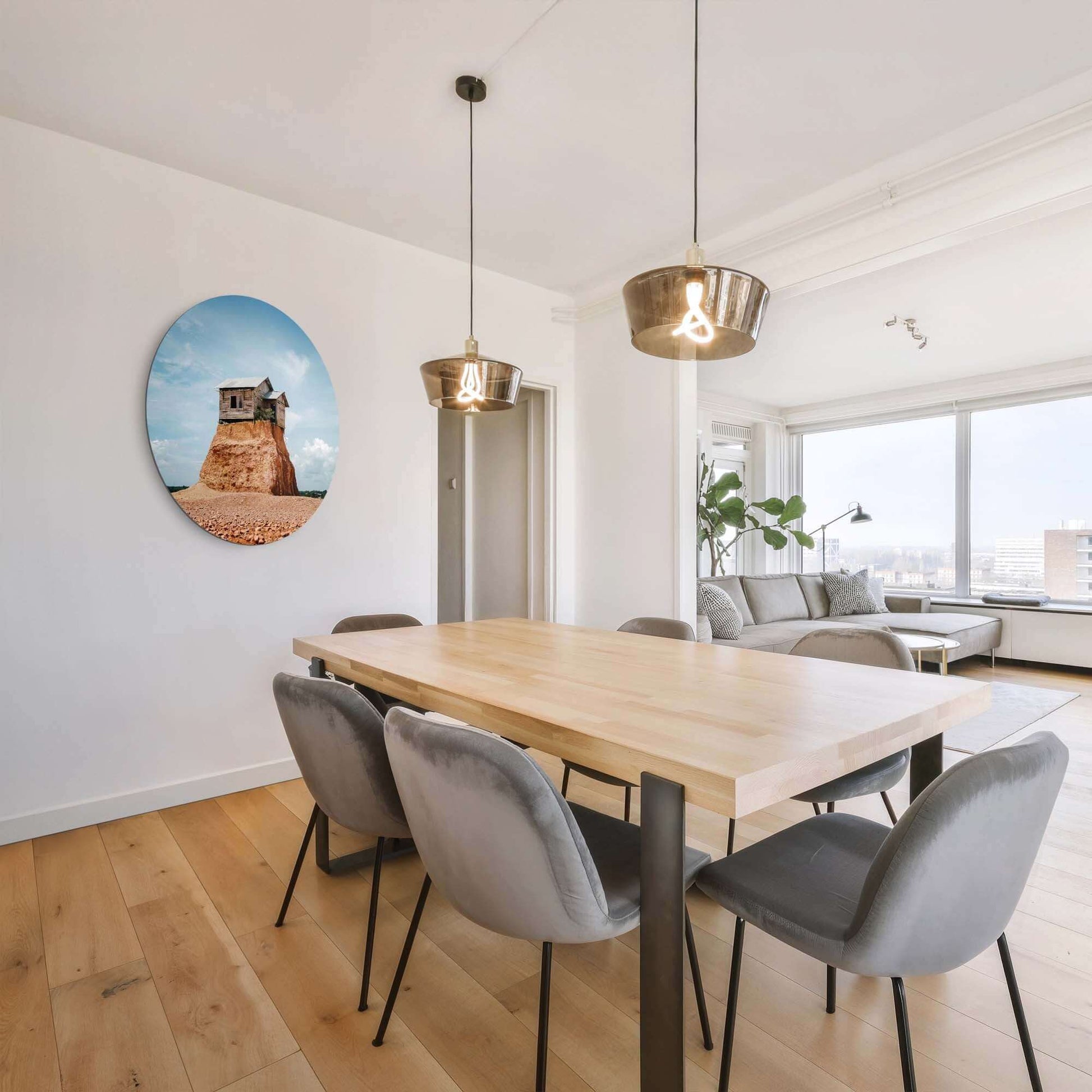 Interieur mit Cliff Beacon - Wandbild und moderne Esszimmerstühle in einem gemütlichen Wohnzimmer.