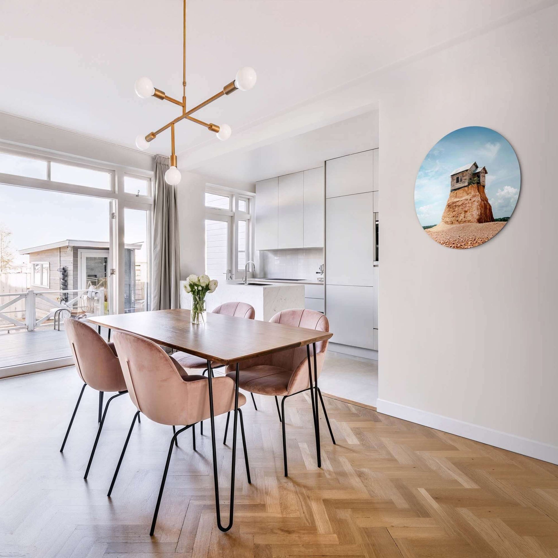 Interieur mit Cliff Beacon - Wandbild, verwittertes Holzhaus auf einem Felsen, natürliche Schönheit im Esszimmer.