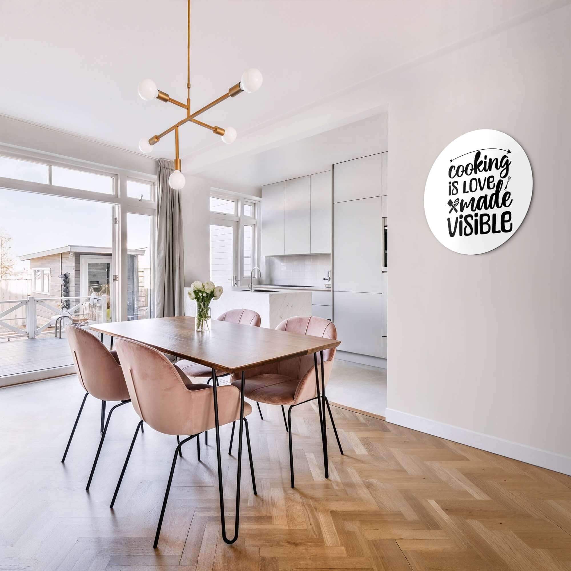 Stilvolles Esszimmer mit "Cooking Made Visible - Wall Circle" an der Wand. Das aussagekräftige Zitat bringt Charakter und Wärme in die Küche.