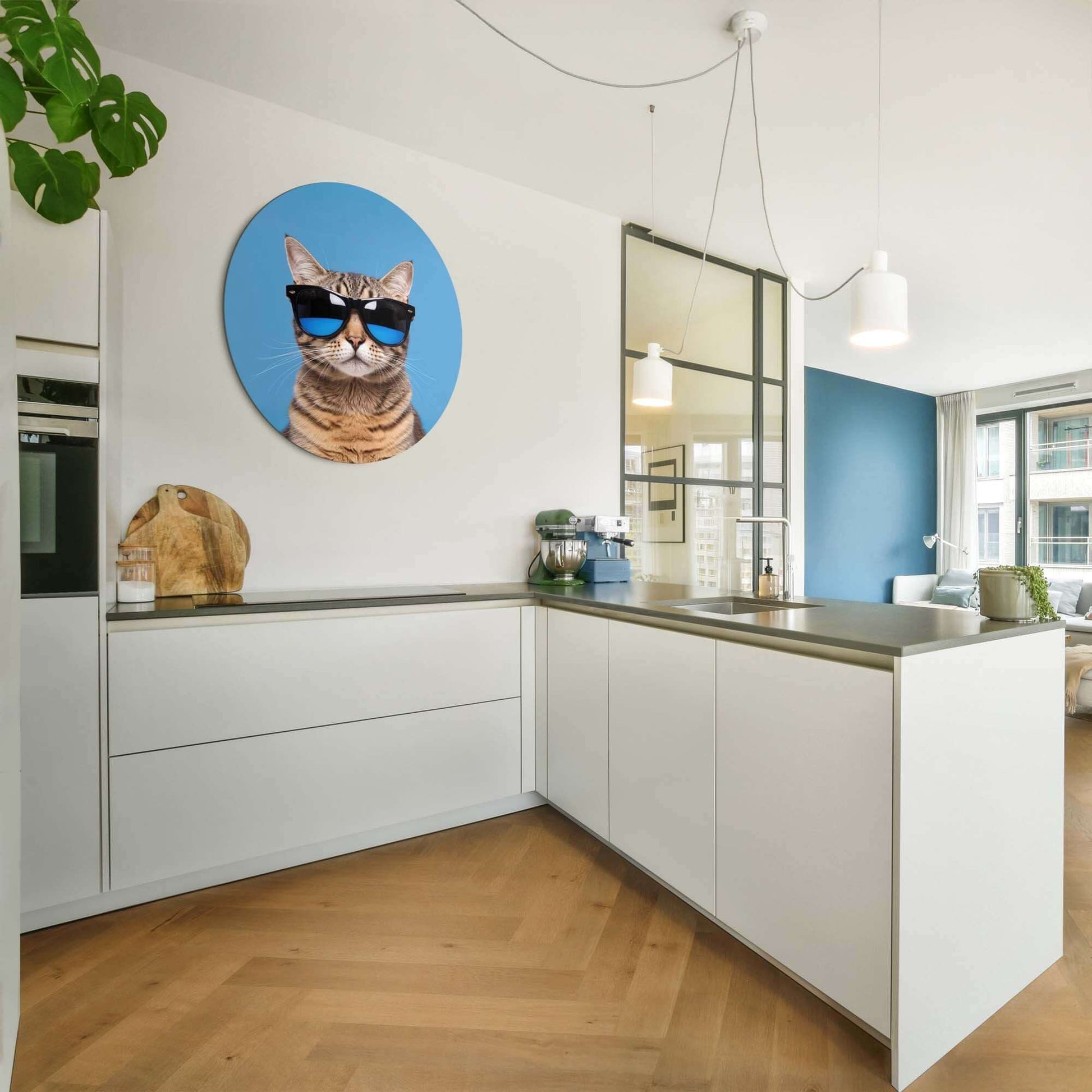 Cool Cat Vibes - Wandbild in moderner Küche mit stilvollem Katzenbild.