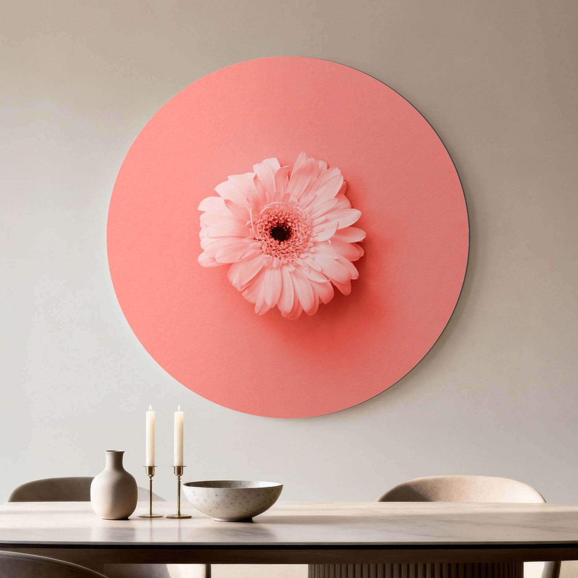 Coral Gerbera - Wandbild auf korallenrosa Hintergrund, stilvoller Wandbild für die Innendekoration.