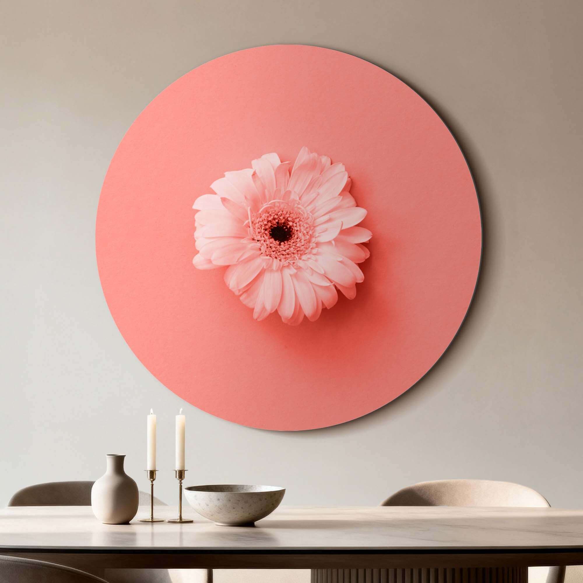 Coral Gerbera - Wandbild auf korallenrosa Hintergrund, idealer Wandbild für eine frische Innenraumgestaltung.