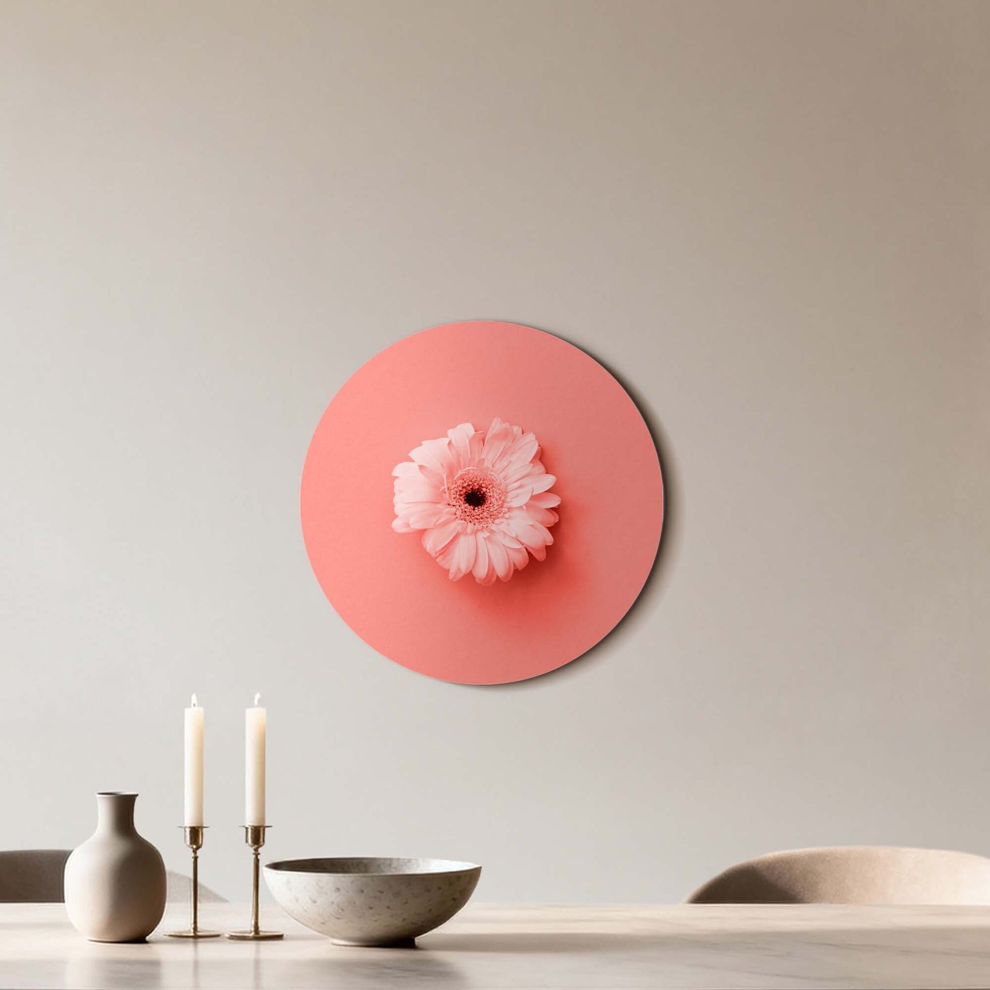 Coral Gerbera - Wandbild auf einem korallenroten Hintergrund, der perfekte Wandbild für stilvolle Innenräume.