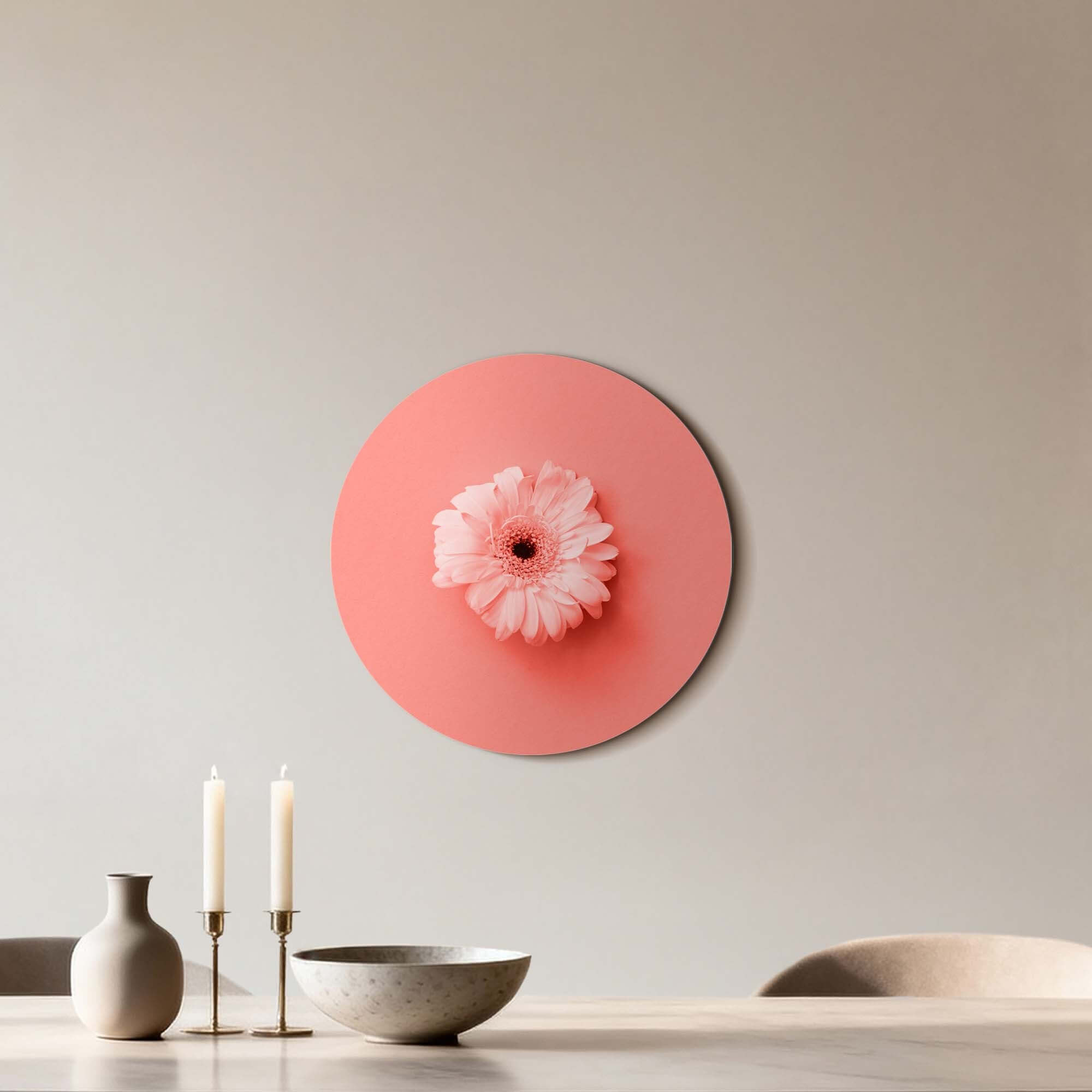 Coral Gerbera - Wandbild auf einem korallenroten Hintergrund, der perfekte Wandbild für stilvolle Innenräume.