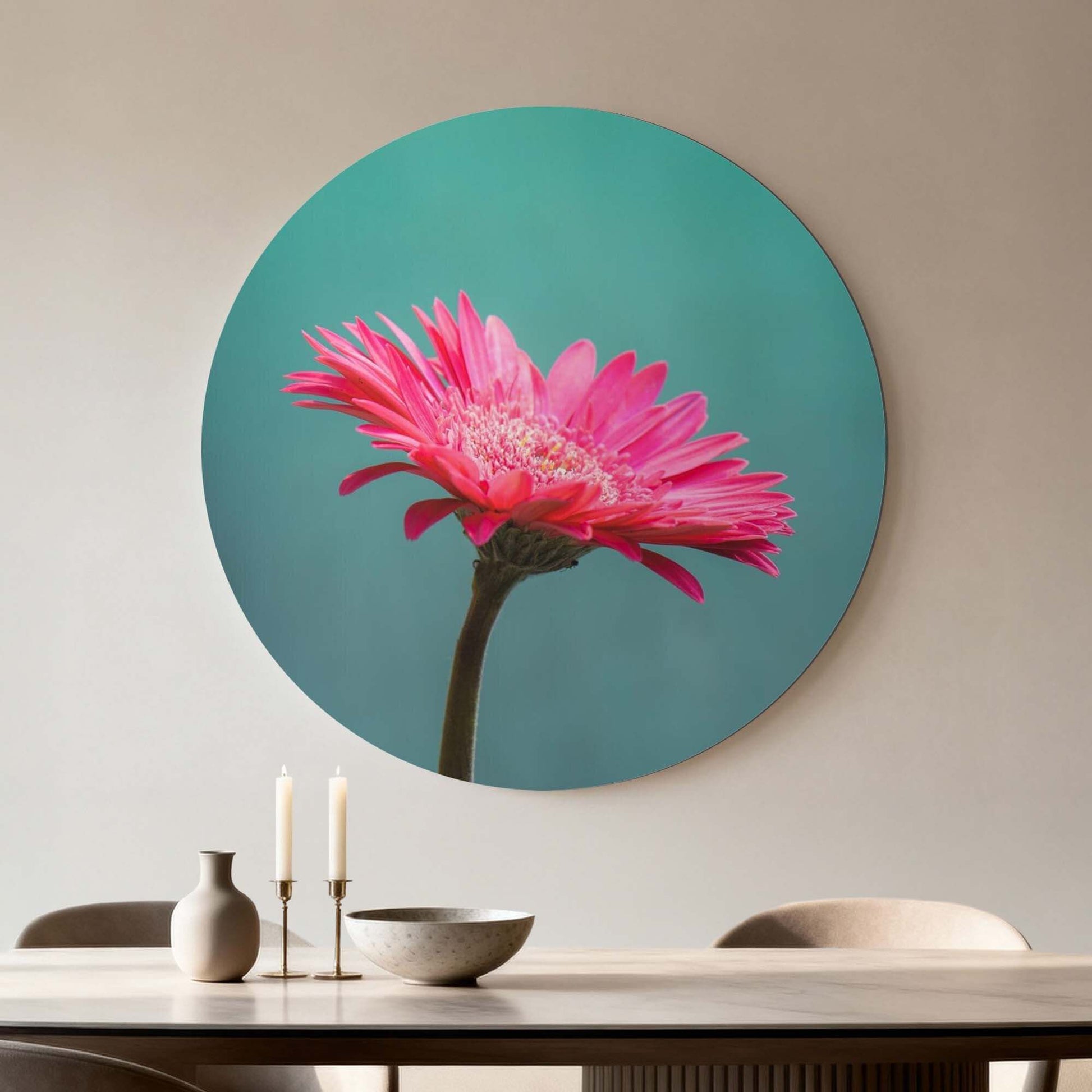 Blush Bloom - Wandbild mit einer leuchtend rosa Blume auf türkisfarbenem Hintergrund, perfekt für moderne Innenräume.