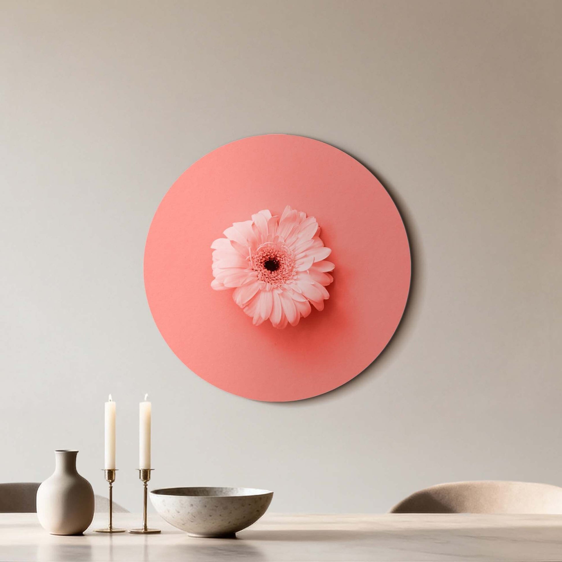 Coral Gerbera - Wandbild auf einem korallenroten Hintergrund, der perfekte Wandbild für Stil und Harmonie.
