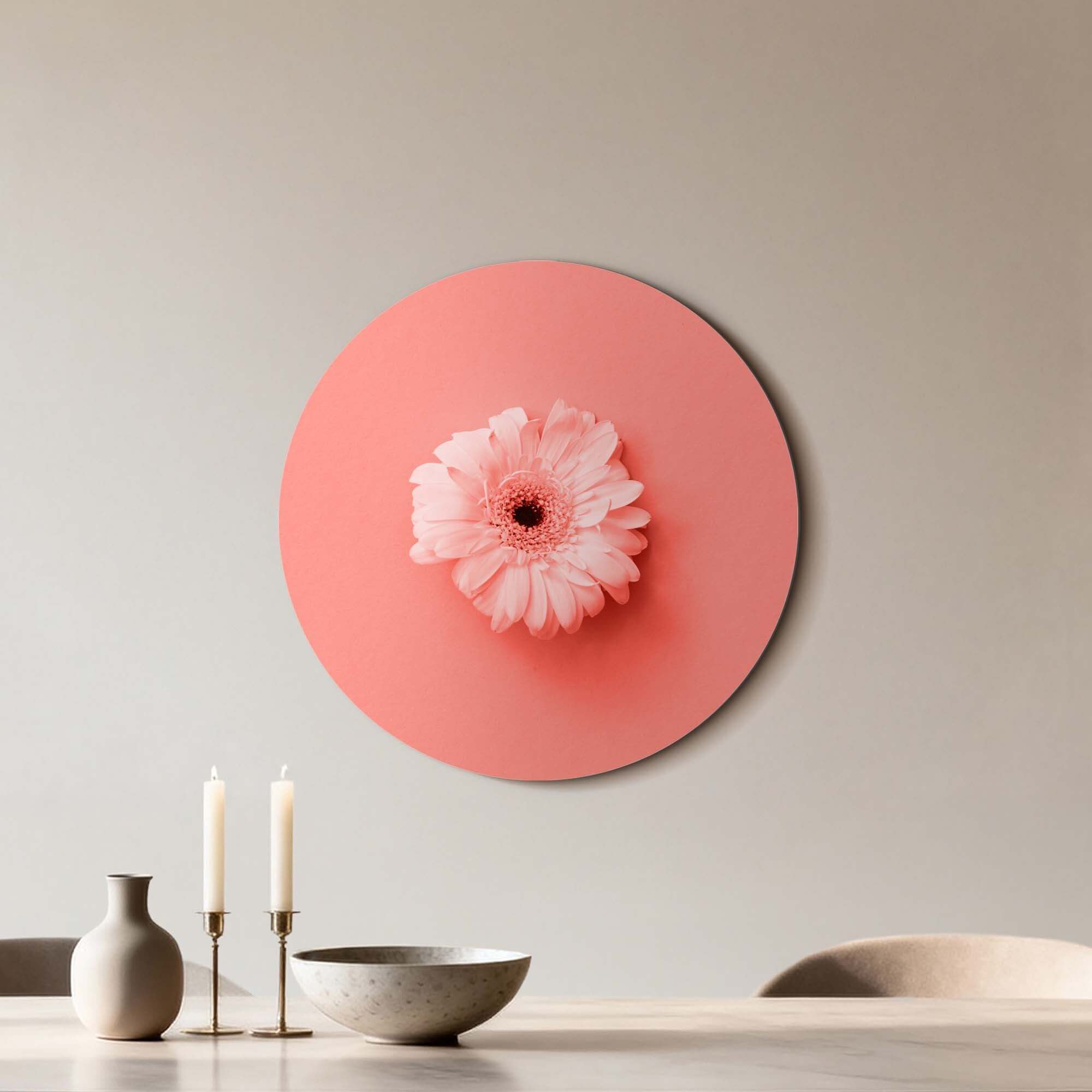 Coral Gerbera - Wandbild auf einem korallenroten Hintergrund, der perfekte Wandbild für Stil und Harmonie.