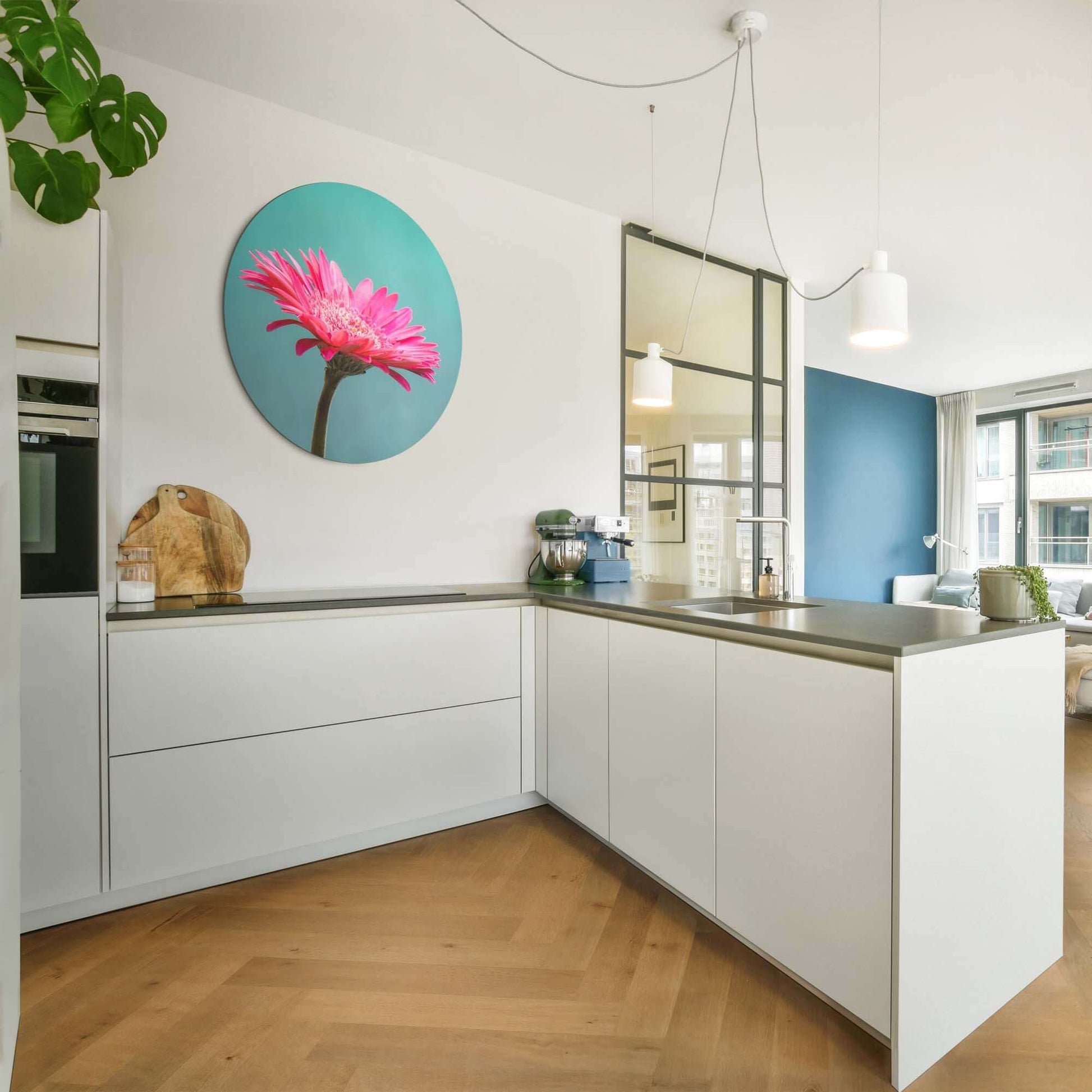 Blush Bloom - Wandbild in moderner Küche mit frischem türkisem Hintergrund und leuchtend rosa Blume.