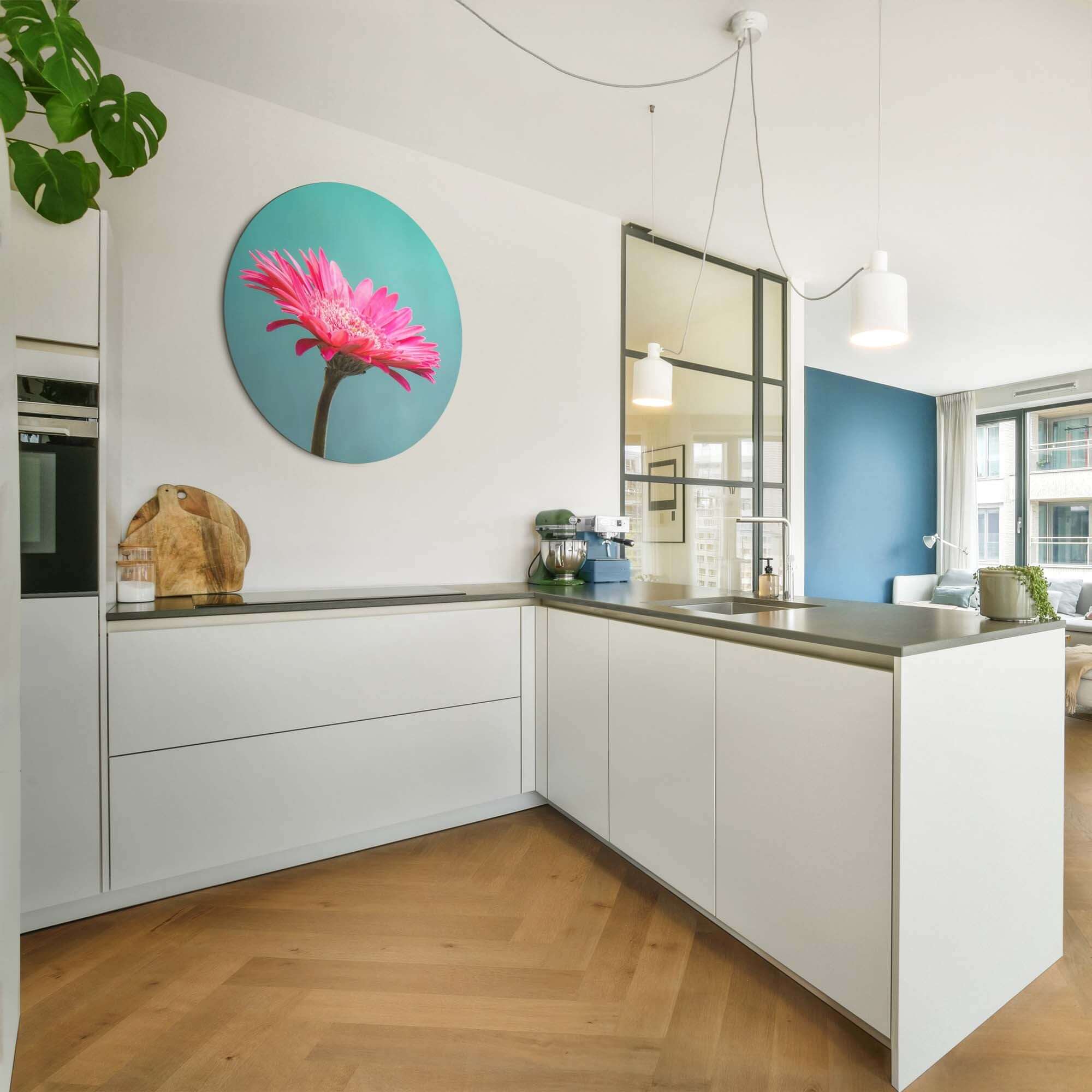 Blush Bloom - Wandbild in moderner Küche mit frischem türkisem Hintergrund und leuchtend rosa Blume.