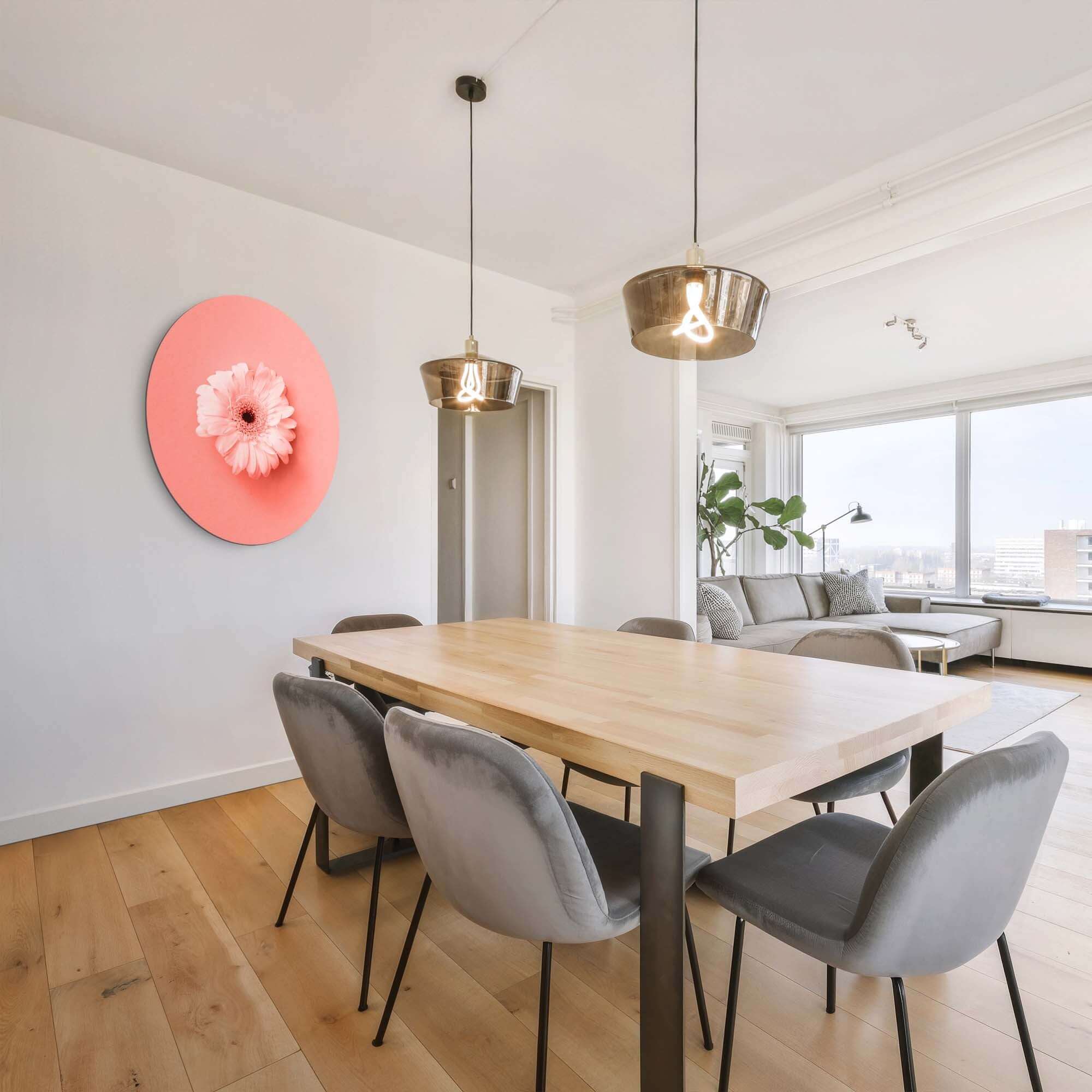 Coral Gerbera - Wandbild an der Wand eines modernen Esszimmers mit Holztisch und grauen Stühlen.