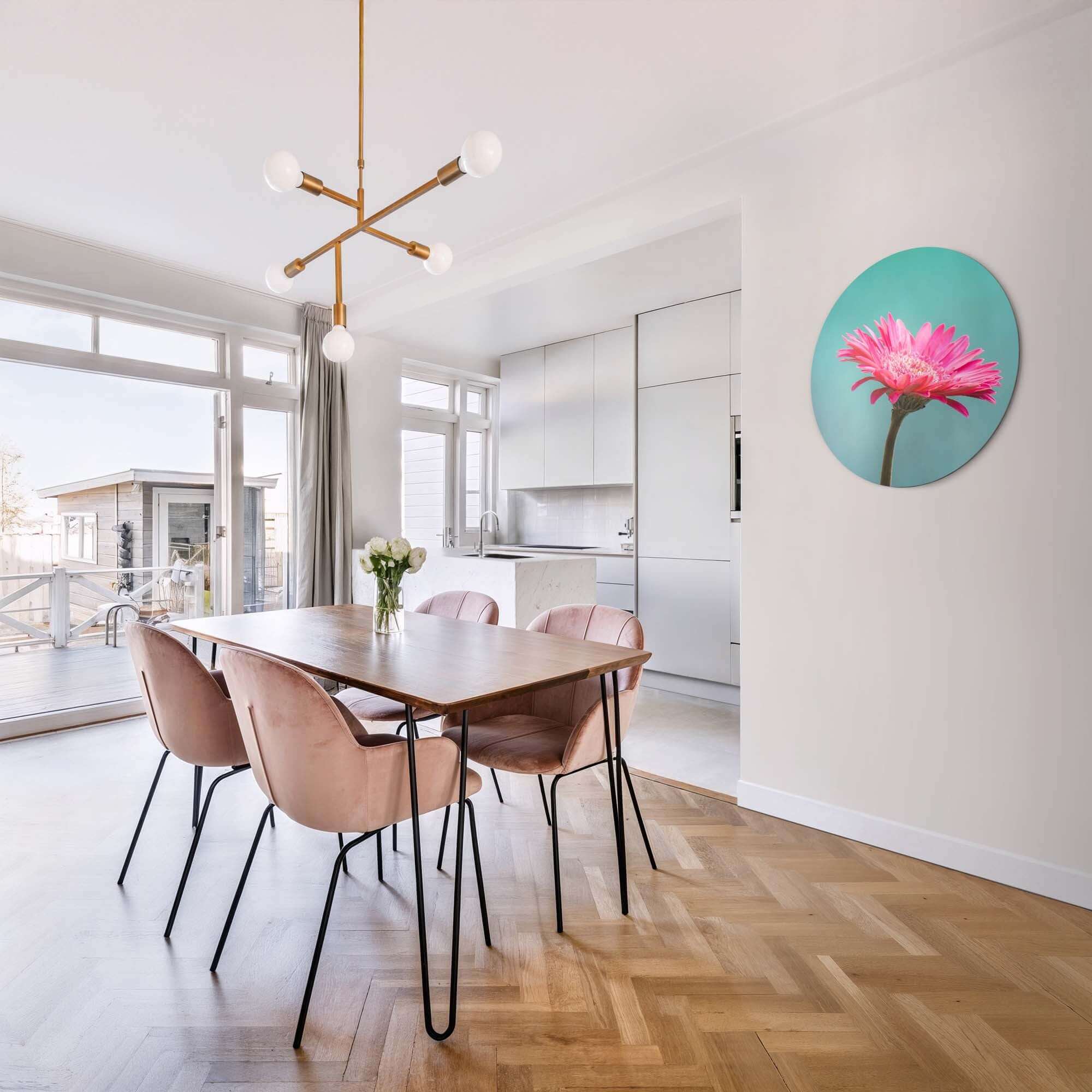 Blush Bloom - Wandbild im modernen Wohnzimmer mit rosa Blume und türkisem Hintergrund, perfekt für Mauskreise und Wandbilddekoration.