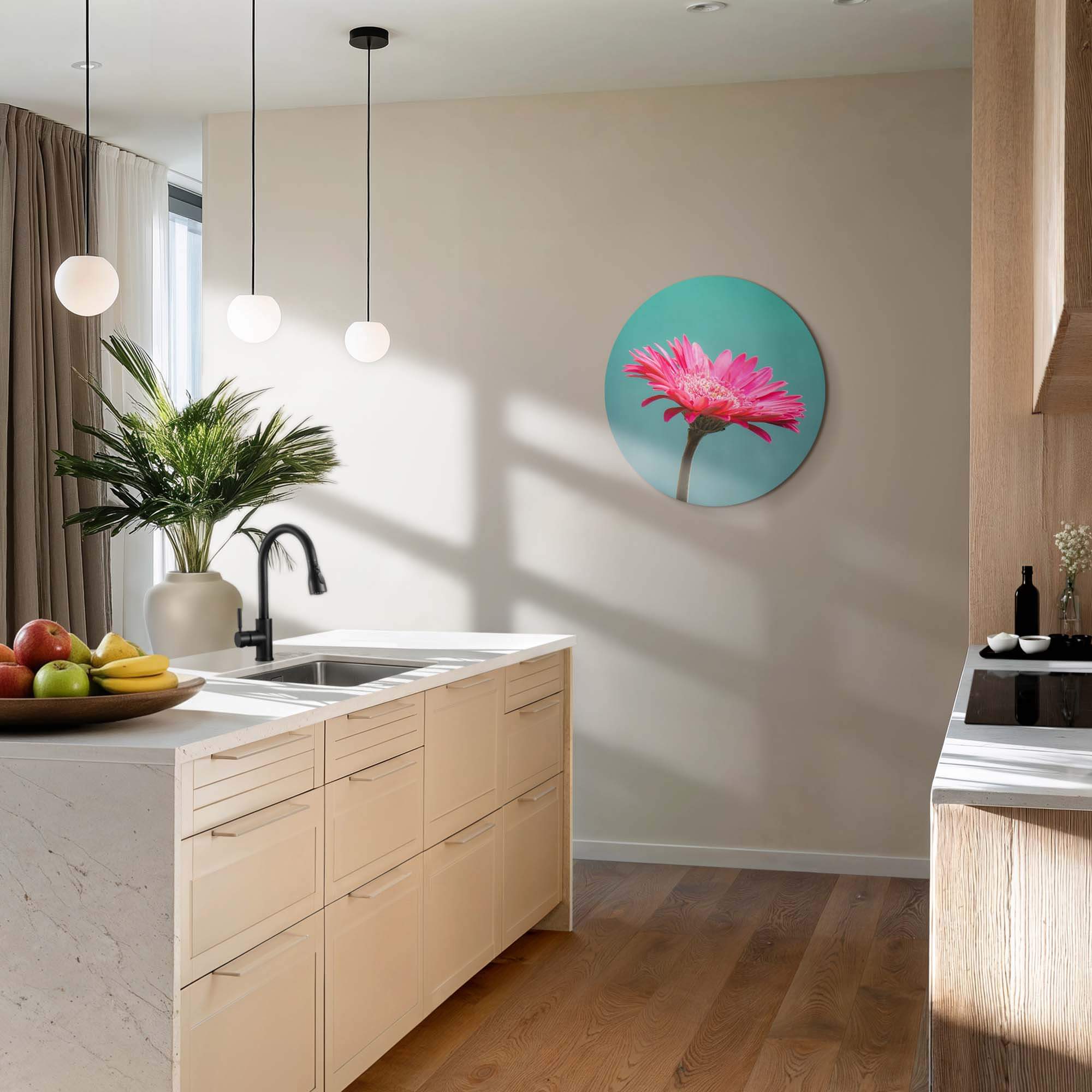 Blush Bloom - Wandbild auf einer türkisfarbenen Wand in einer modernen Küche, mit leuchtend rosa Blume.