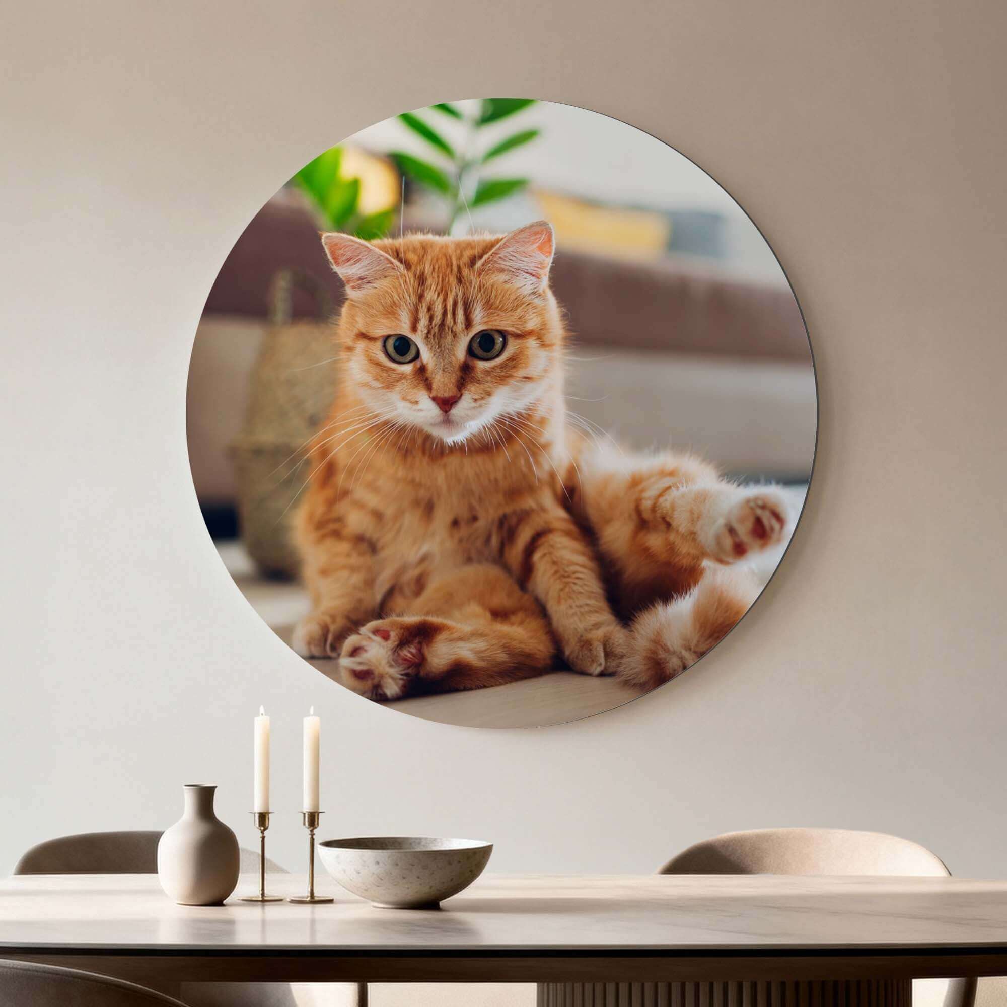 Cozy Charm - Wandbild mit entspannter Katze im gemütlichen Wohnzimmer, perfekt für Wände.