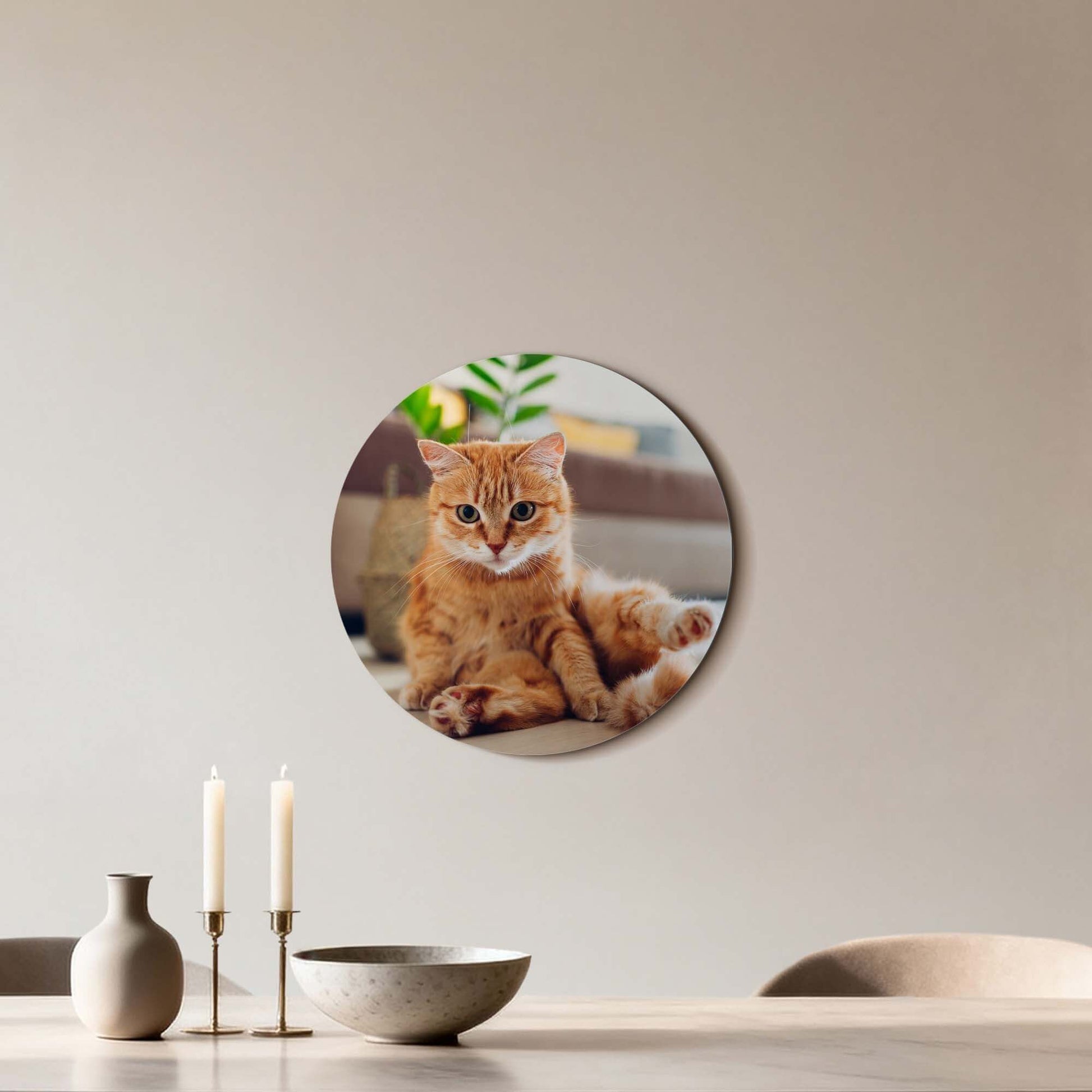 Cozy Charm - Wandbild einer entspannten Katze an einer Wand, perfekt für Ruhe in Ihrem Interieur.