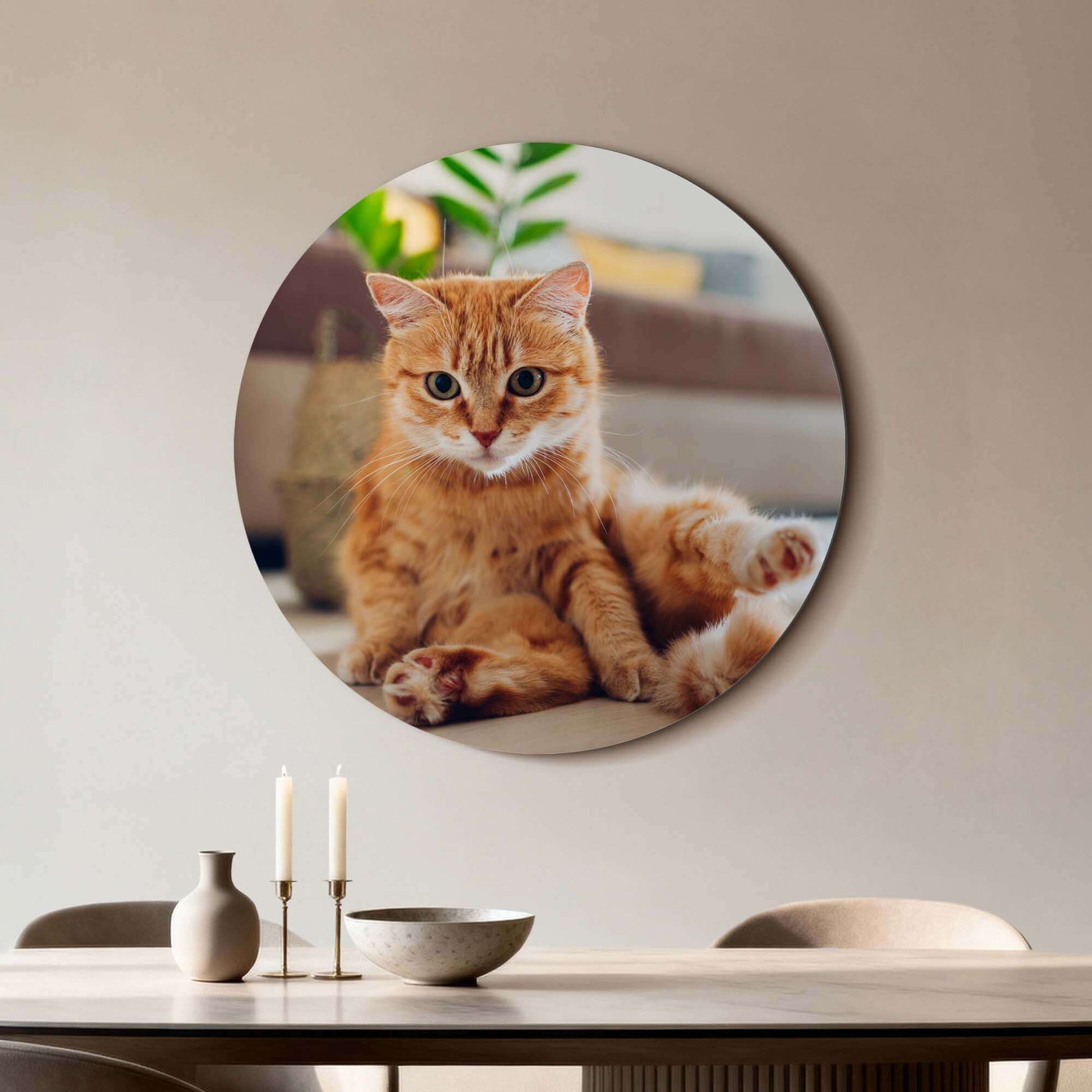 Gemütlicher Charme - Wandbild einer entspannten Katze, perfekt für ein gemütliches Interieur.
