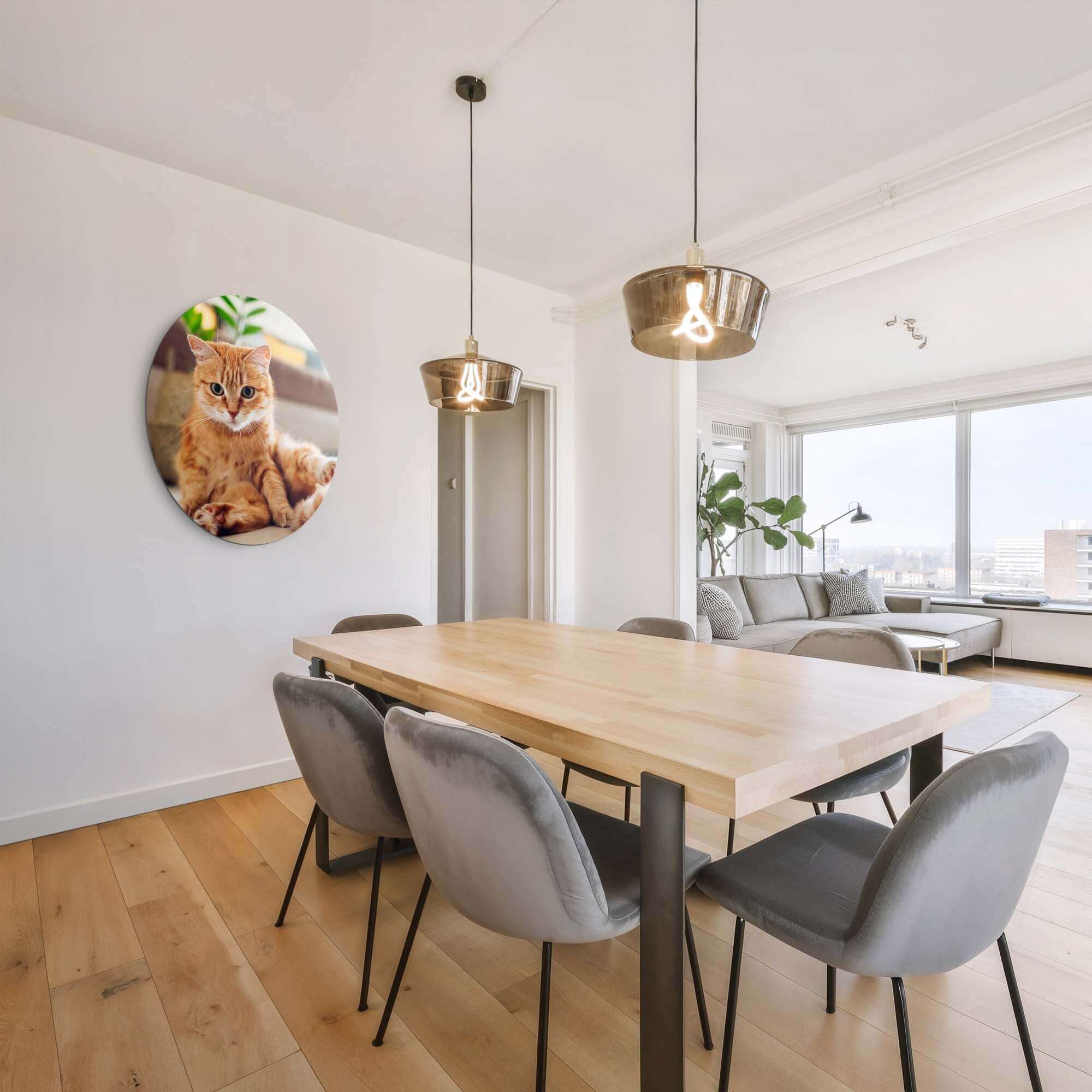 Gemütlicher Charme - Wandbild mit entspannter Katze im modernen Wohnzimmer mit Holztisch und stimmungsvollen Lampen.