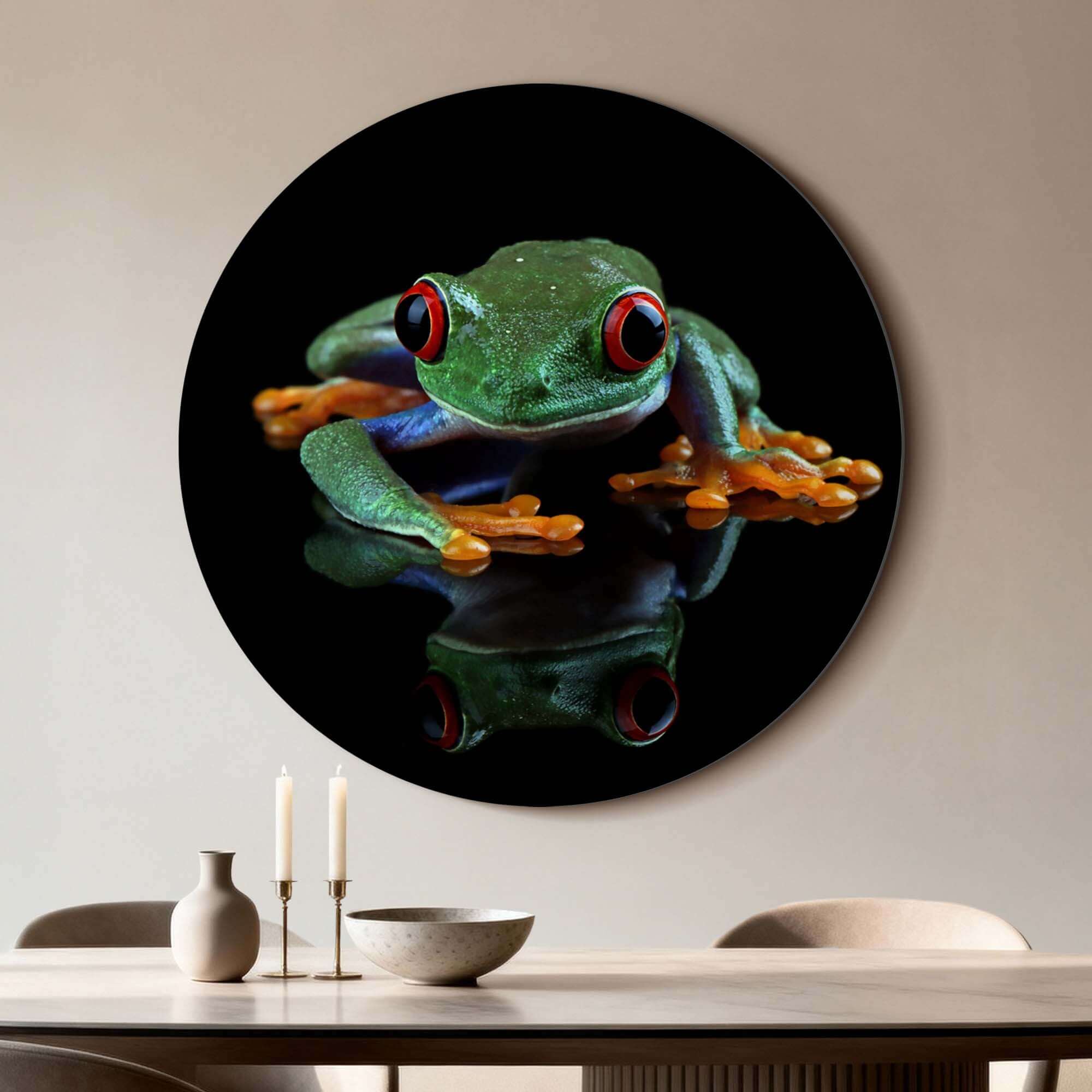 Crimson Eyes - Wandbild mit einem leuchtend grünen Frosch und knallroten Augen auf einem dunklen Hintergrund.