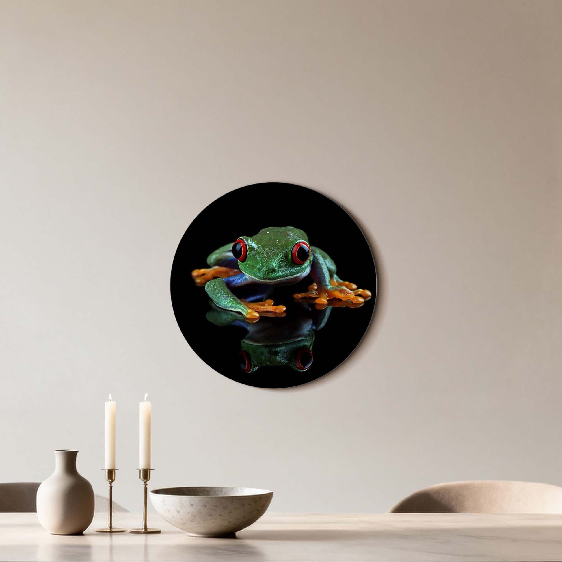 Crimson Eyes - Wandbild mit einem grünen Frosch und leuchtend roten Augen auf dunklem Hintergrund.