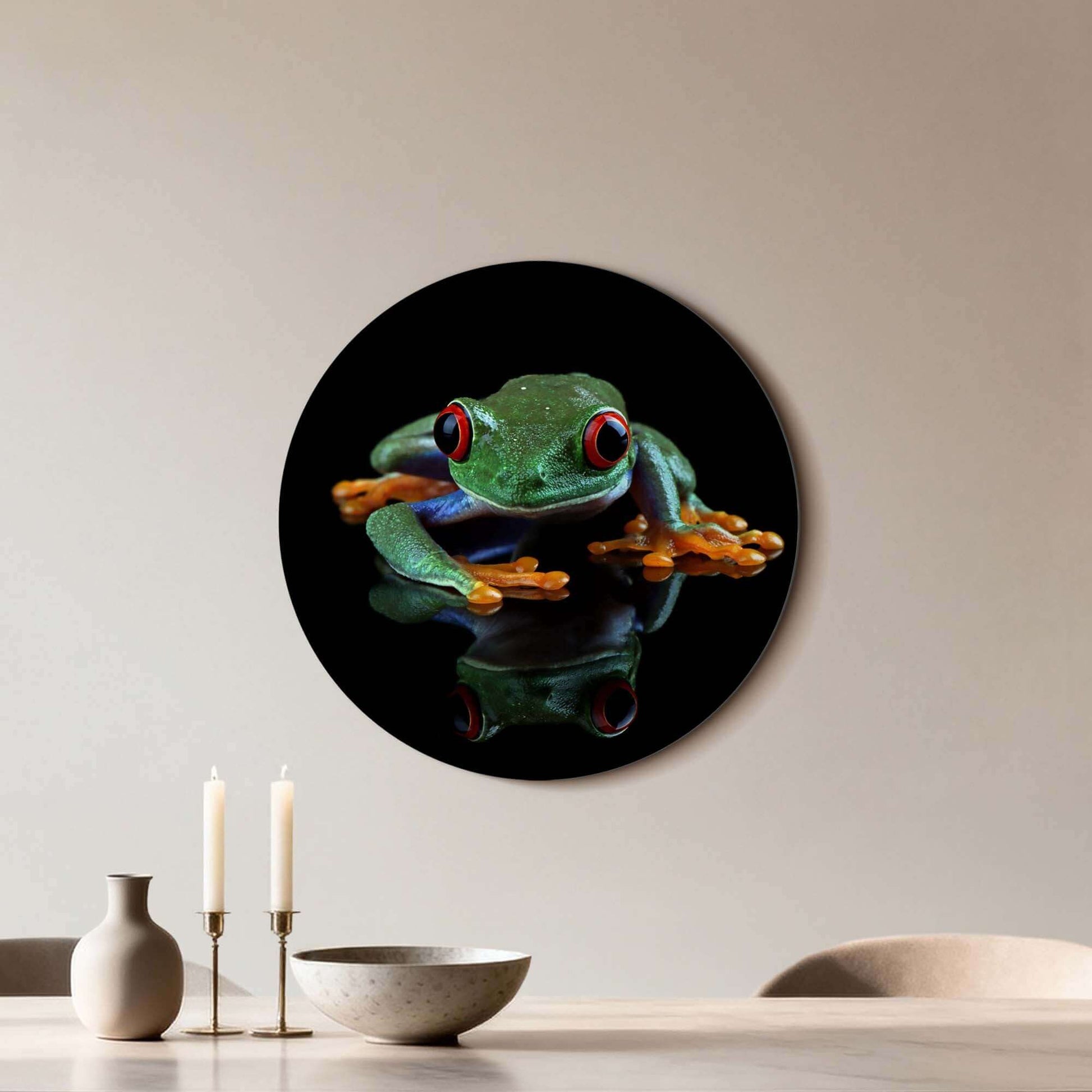 Crimson Eyes - Der Wandbild zeigt einen grünen Frosch mit roten Augen auf dunklem Hintergrund.