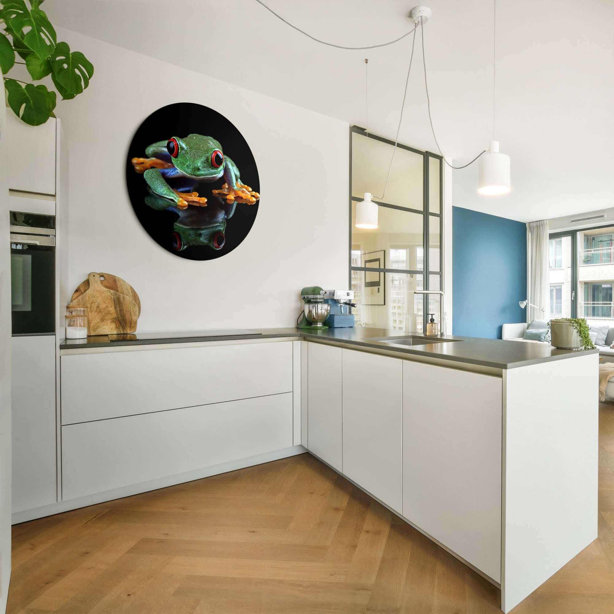 Wandbild Crimson Eyes - Wandbild mit grünem Frosch und leuchtend roten Augen in moderner Kücheneinrichtung