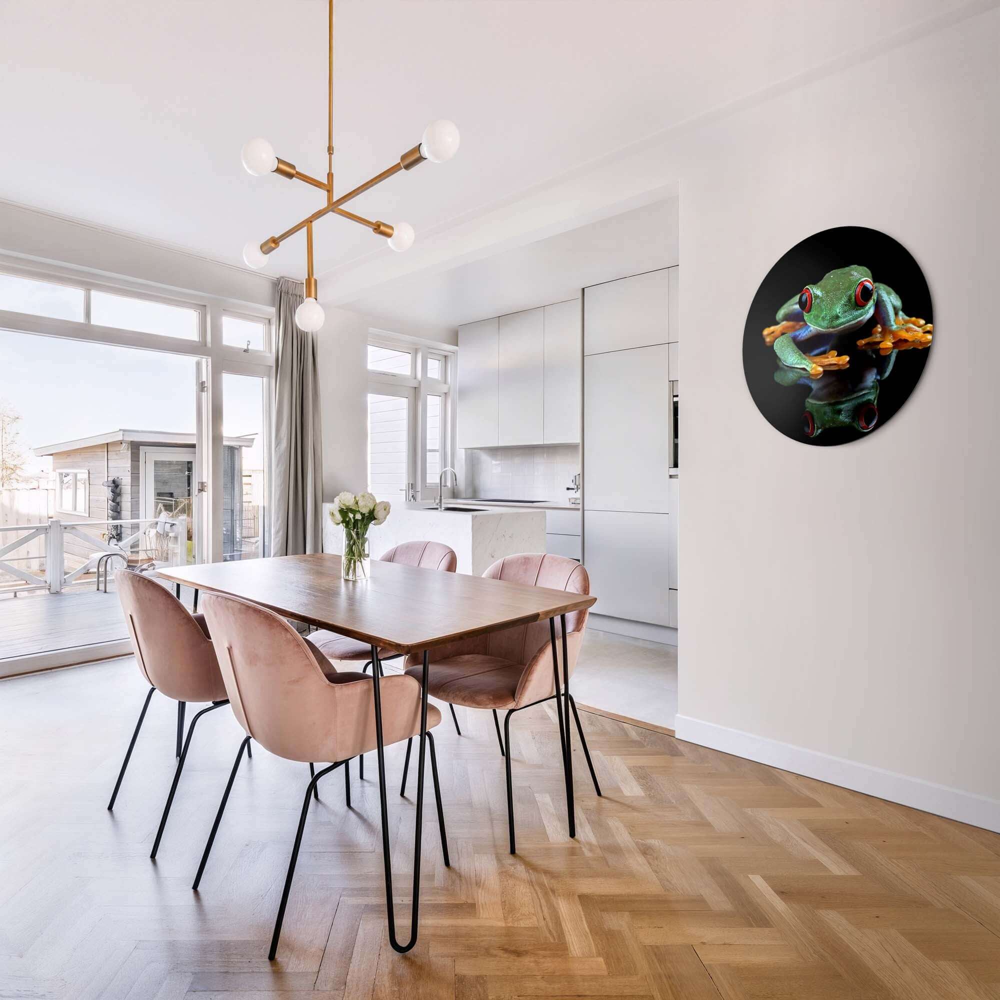 Crimson Eyes - Wandbild mit lebhaft grünem Frosch und leuchtend roten Augen in modernem Interieur.
