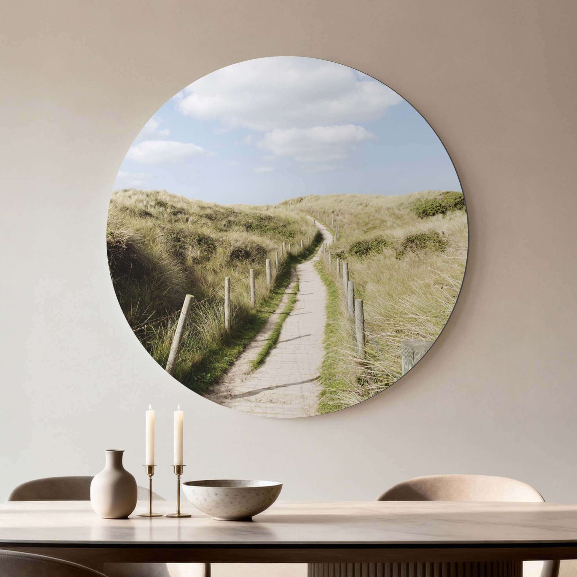 Dune Path - Wall Circle, ein friedlicher Dünenweg mit sanftem Tageslicht, bringt Charme in Ihre Einrichtung.