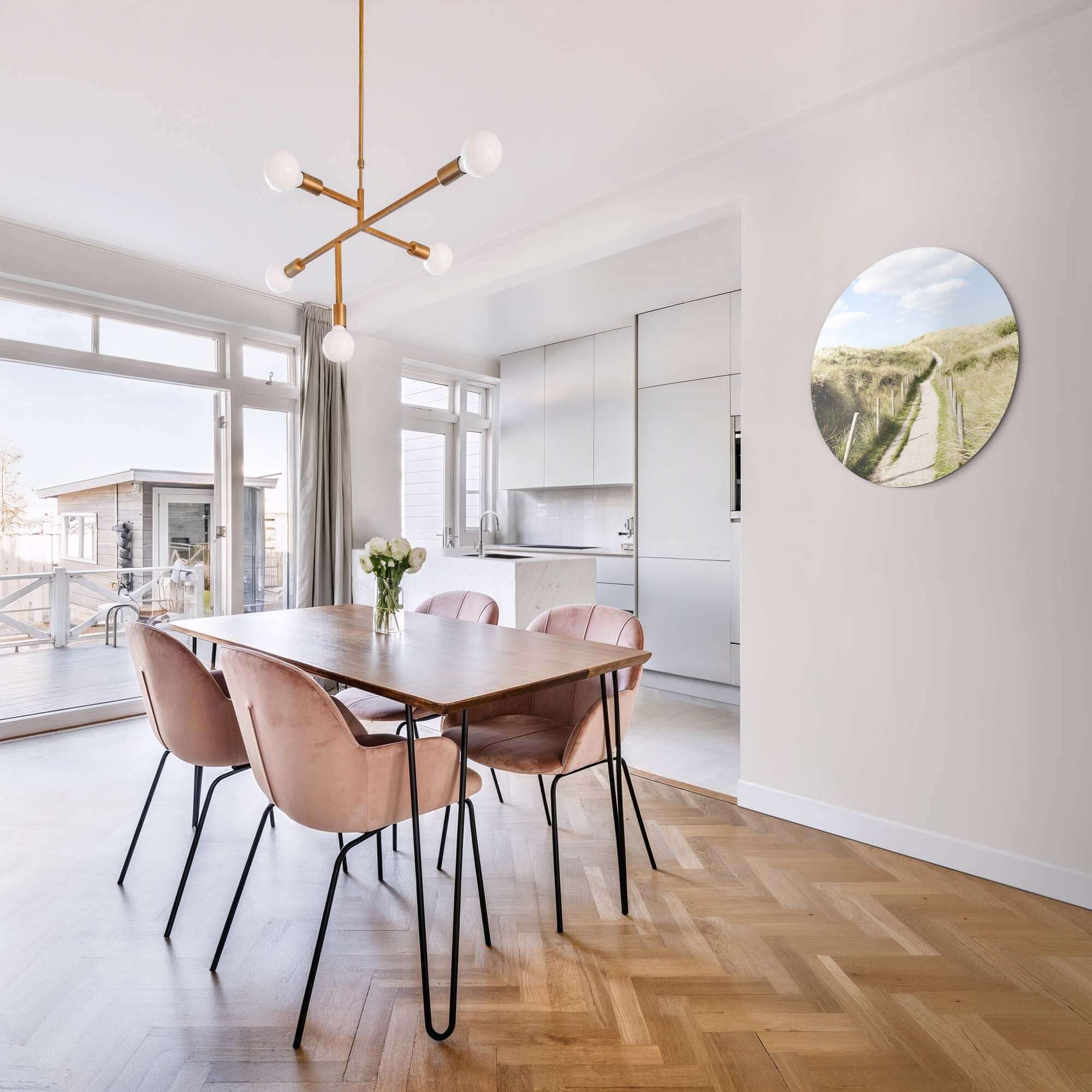 Dune Path - Wandbild in einem modernen Esszimmer, bringt Ruhe und Charme in das Interieur.
