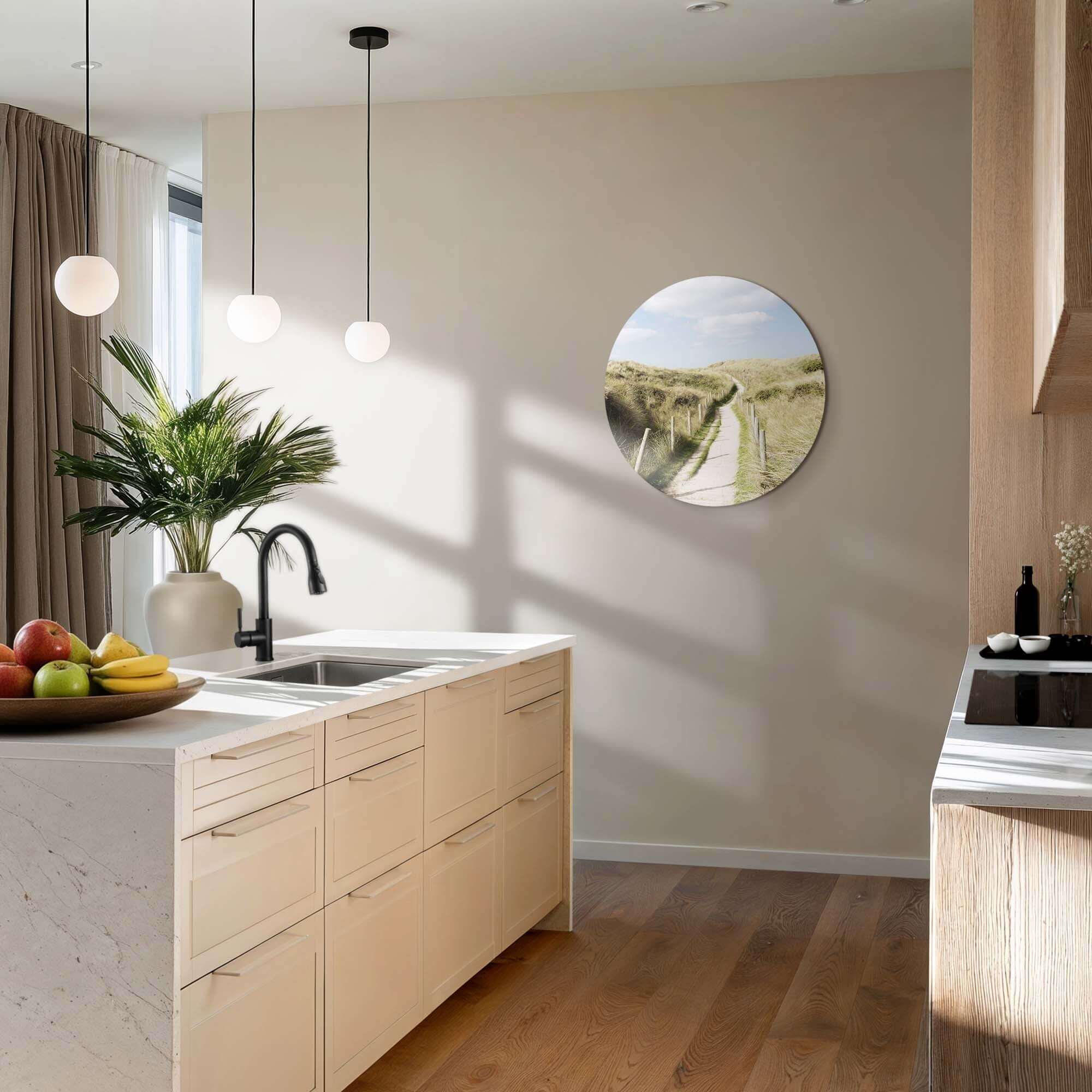 Dune Path - Wandbild in einer modernen Küche, verleiht dem Interieur einen natürlichen Charme und eine ruhige Atmosphäre.