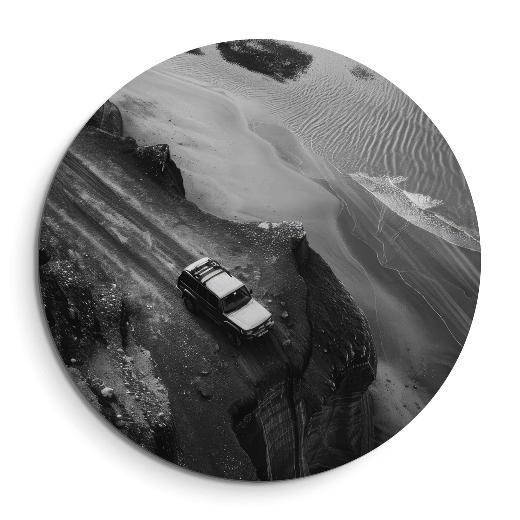 Edge of the Journey - Wandbild: robuster schwarzer und weißer Wandbild mit 4x4 entlang der zerklüfteten Küste, Abenteuer an der Wand mit Wandbildern.