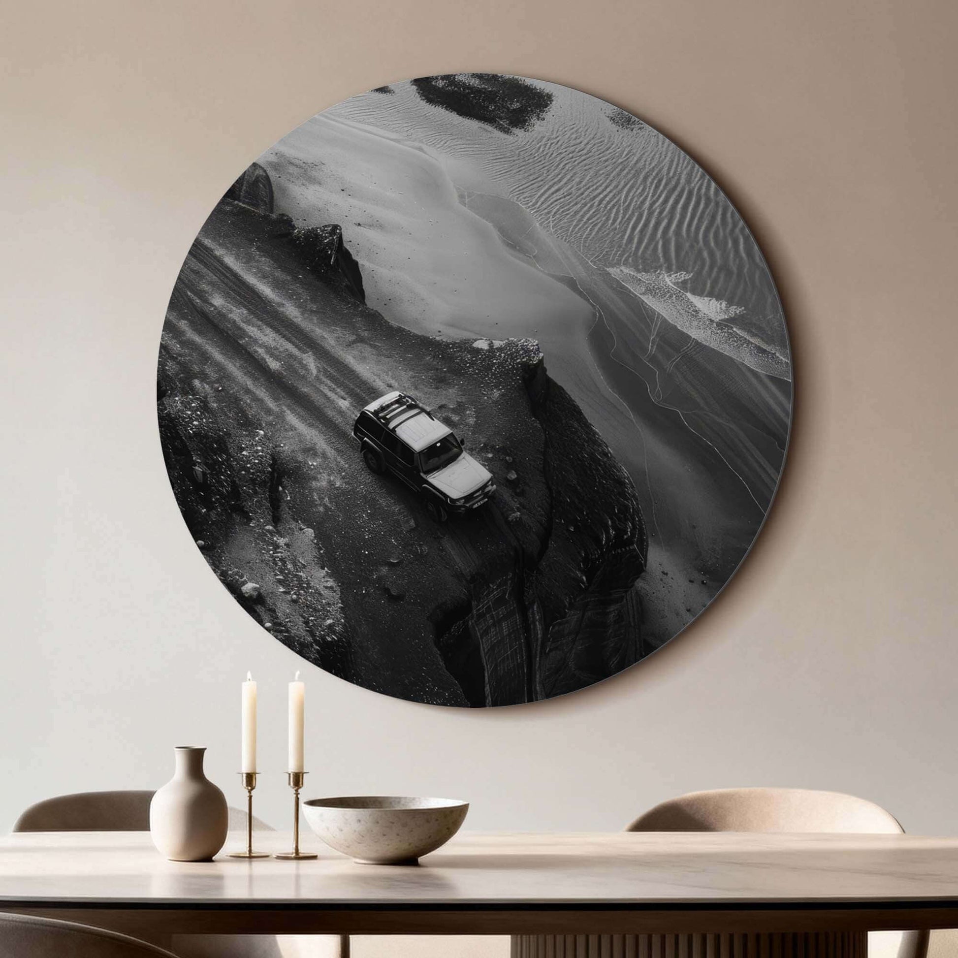 Edge of the Journey - Wandbild schwarz-weißer Wandbild eines 4x4 entlang einer zerklüfteten Küste, ideal für eine Wanddekoration zum Thema Abenteuer.