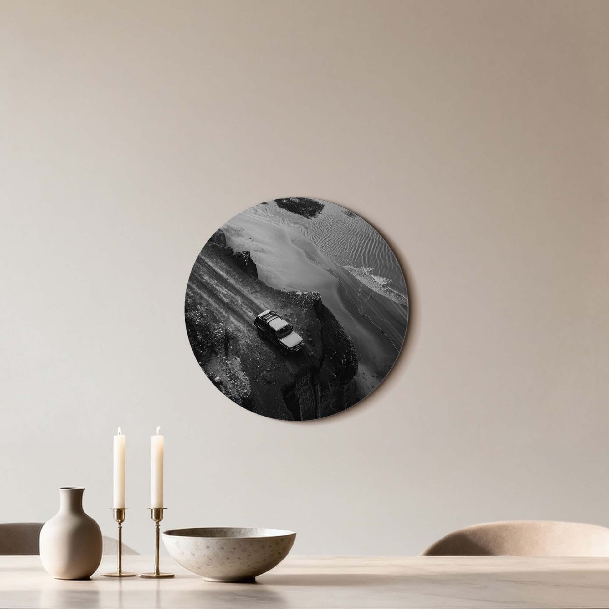 Edge of the Journey - Wandbild: Robuster schwarz-weißer Wandbild mit einem 4x4 entlang der zerklüfteten Küste für abenteuerliche Wanddekoration.