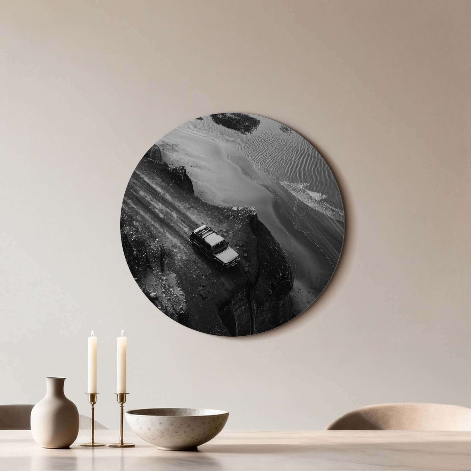 Edge of the Journey - Wandbild mit abenteuerlichem Schwarz-Weiß-Bild eines 4x4 entlang einer zerklüfteten Küste, Teil der Wandbild-Kollektion